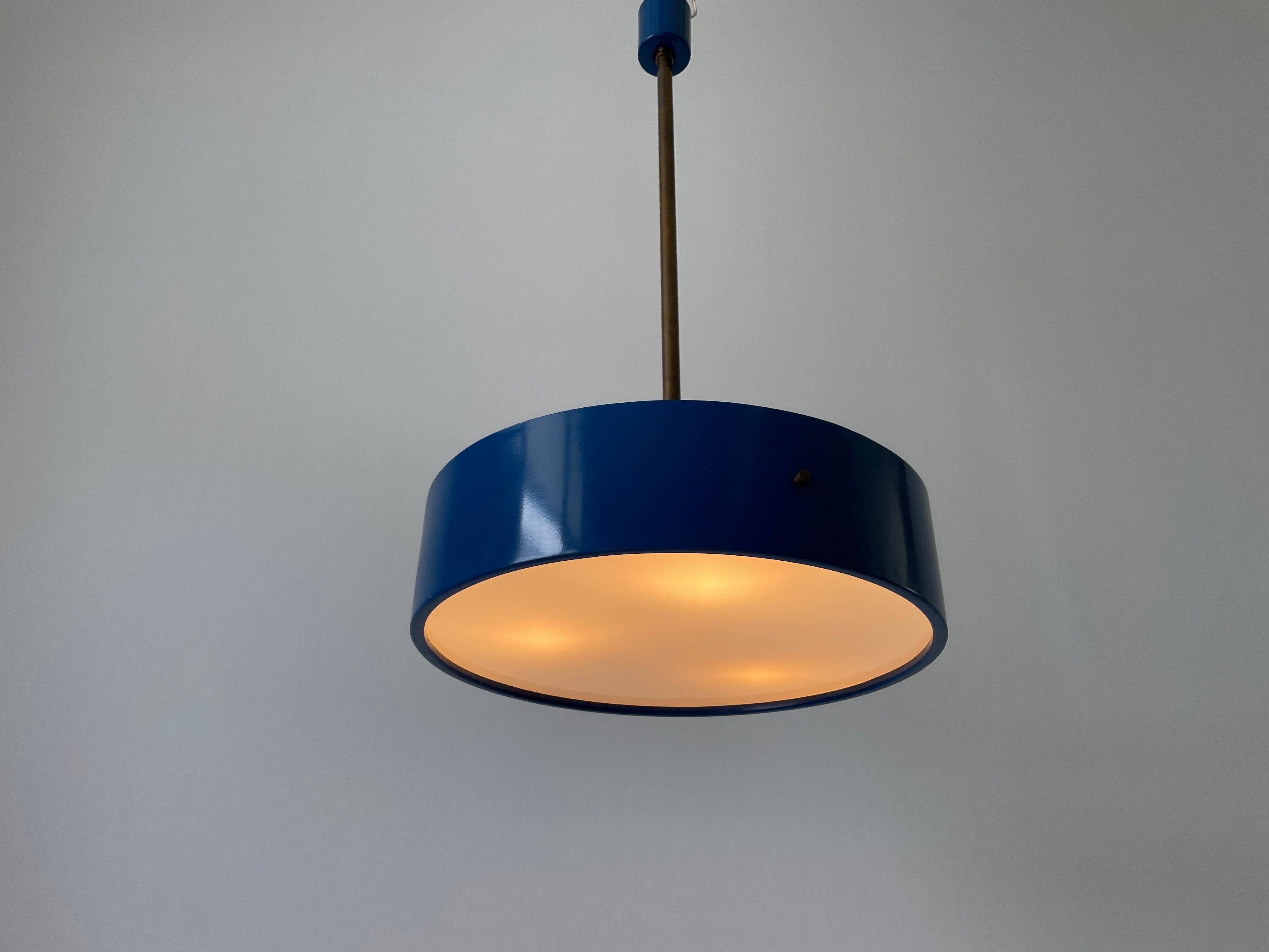 Lampada a sospensione in plexiglass e metallo blu scuro di Stilnovo, anni '50, Italia in vendita 4