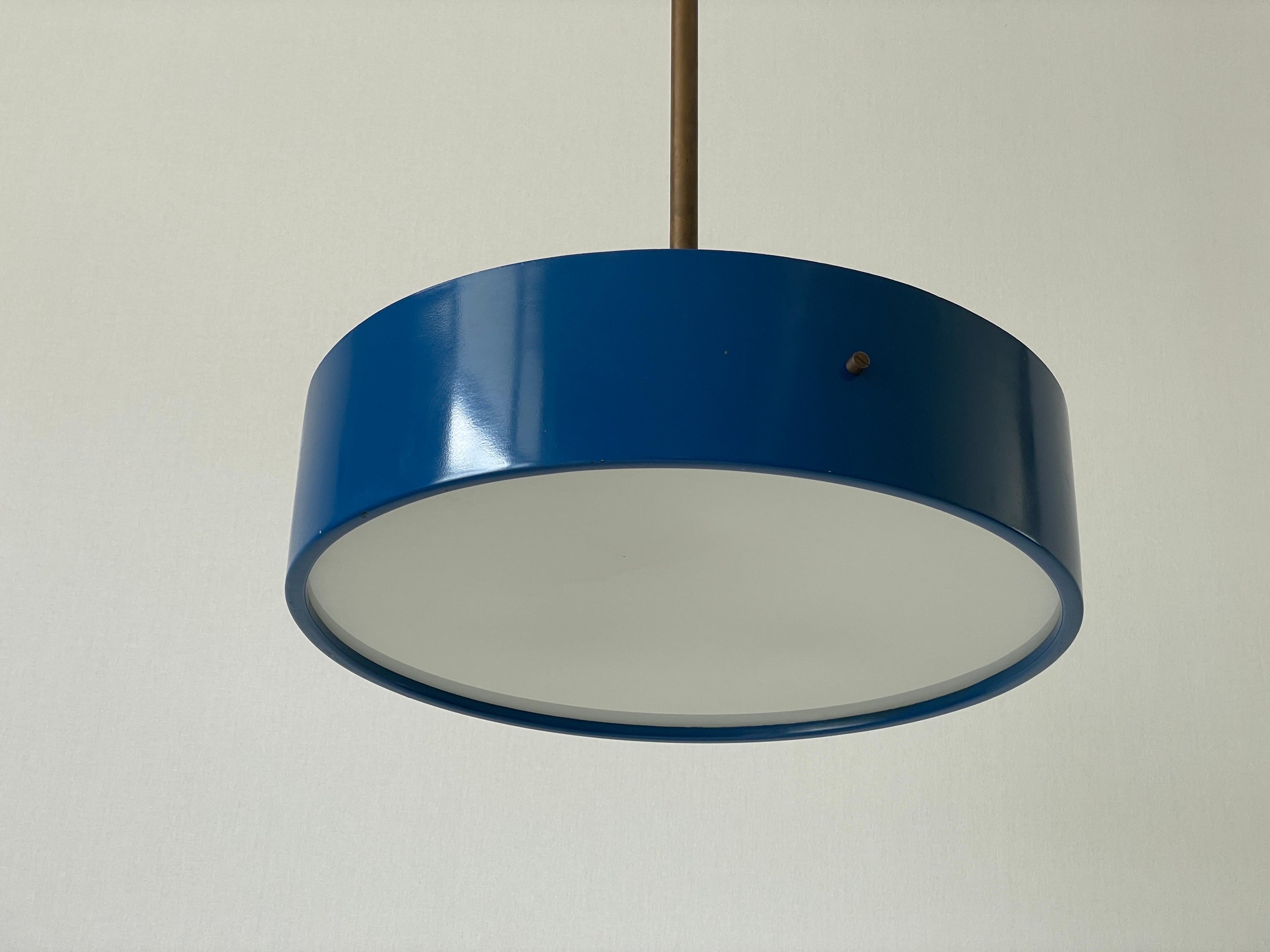 Lampada a sospensione in plexiglass e metallo blu scuro di Stilnovo, anni '50, Italia
Dettagli e ferramenta in ottone.

Il paralume è in ottime condizioni vintage.

Questa lampada funziona con 3x lampadine E14. 
Cablato e adatto all'uso con 220V e