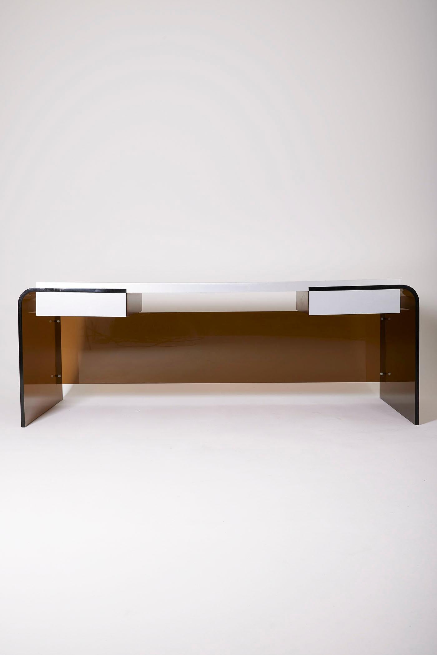 Large acrylic glass and ebony desk, 1970s. The top is made of Macassar ebony with brushed steel details, and the base is smoked plexiglass. The desk is equipped with 2 drawers. Good condition.
LP1274