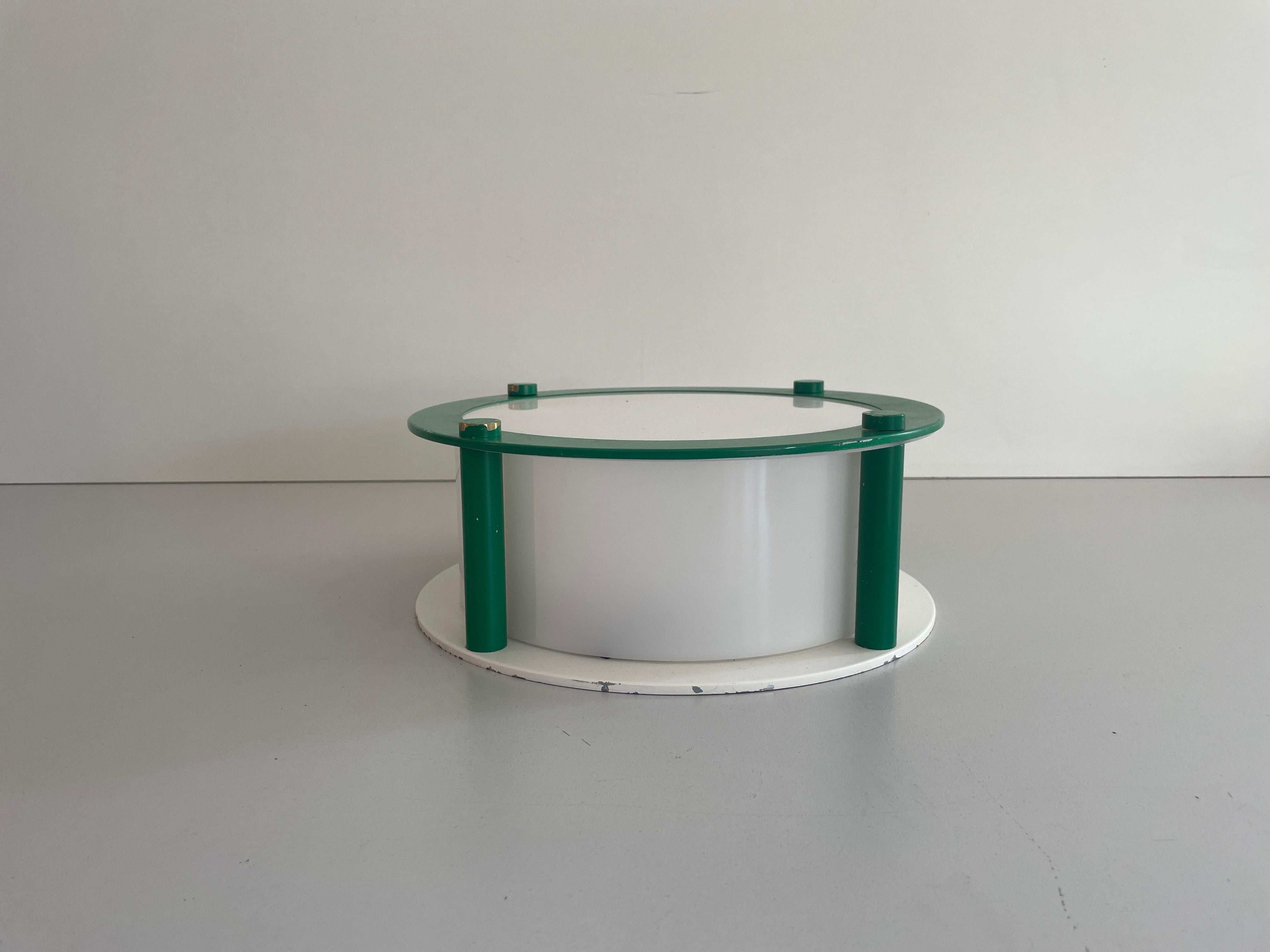Monture de cinéma en plexiglas et métal vert, 1970, Allemagne

Plafonnier sculptural très élégant et rare. 

Il est très idéal et convient à tous les espaces de vie.

2 pièces disponibles

La lampe est en bon état. Aucun dommage, aucune