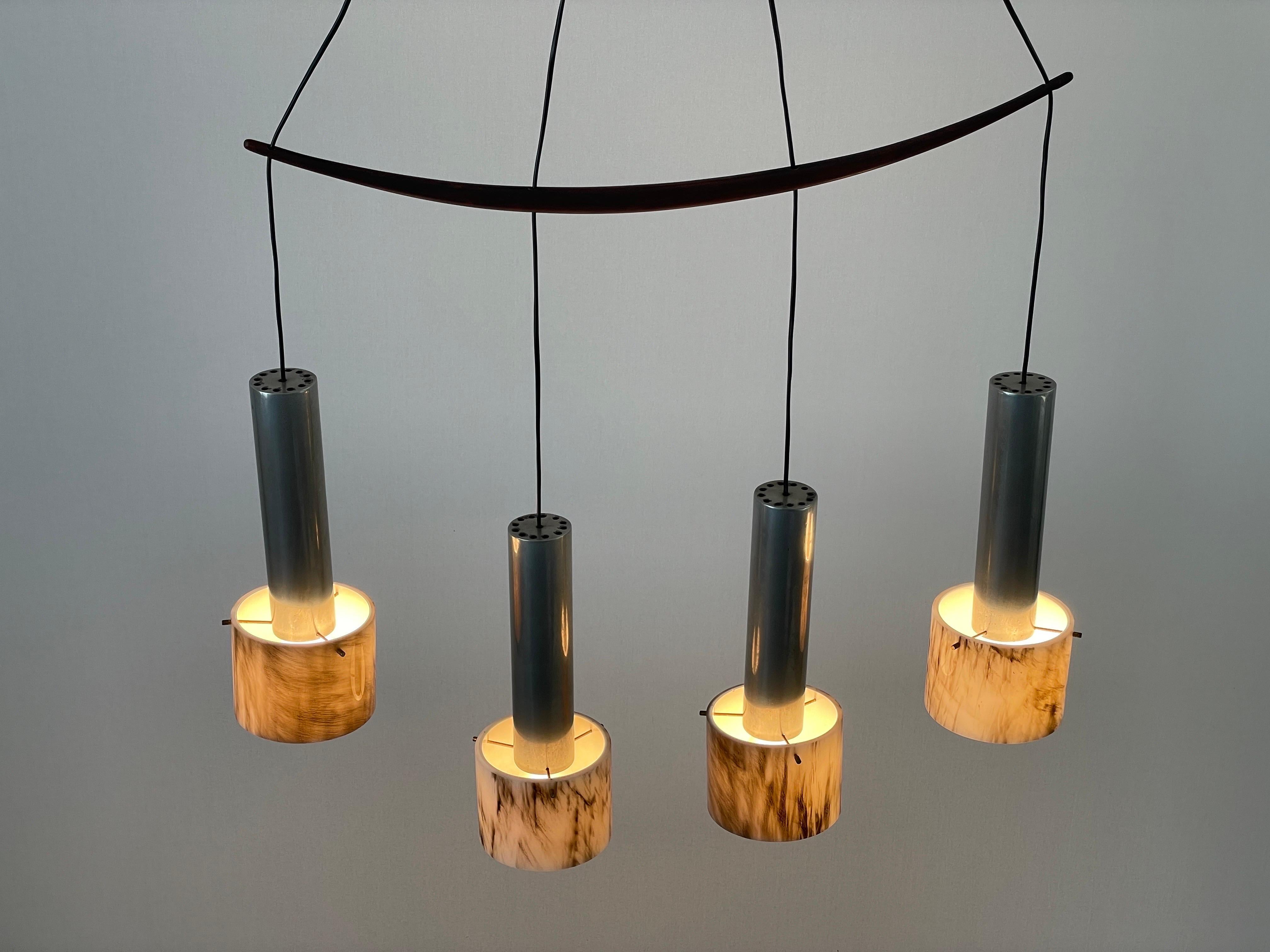Kronleuchter aus Plexiglas und Metall mit vier Schirmen und Teakholzstange, 1960er Jahre, Italien im Angebot 5