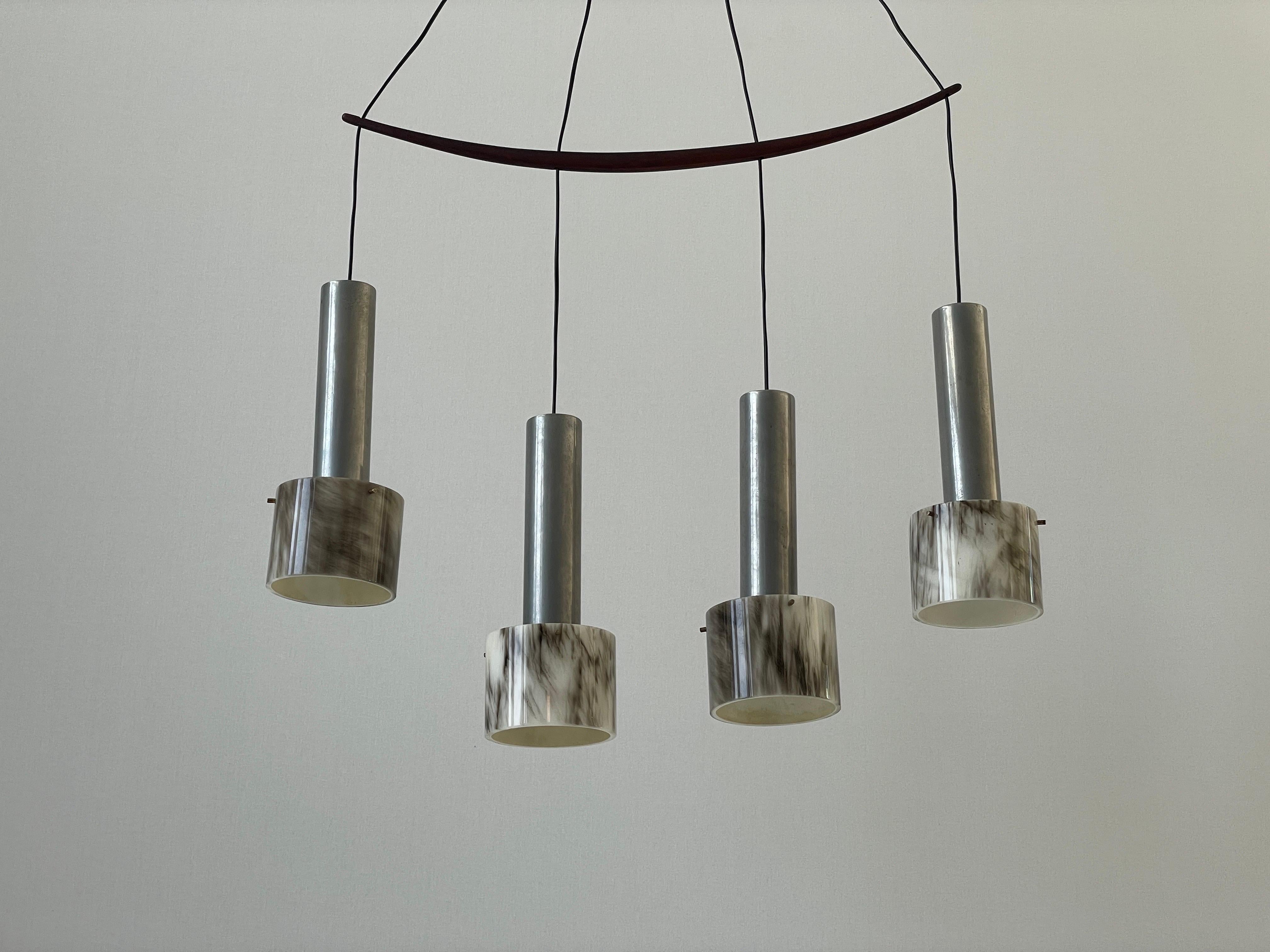 Kronleuchter aus Plexiglas und Metall mit vier Schirmen und Teakholzstange, 1960er Jahre, Italien

Der Lampenschirm ist in sehr gutem Vintage-Zustand.

Diese Lampe funktioniert mit 4x E27 Glühbirne 
Verkabelt und geeignet für 220V und 110V für alle