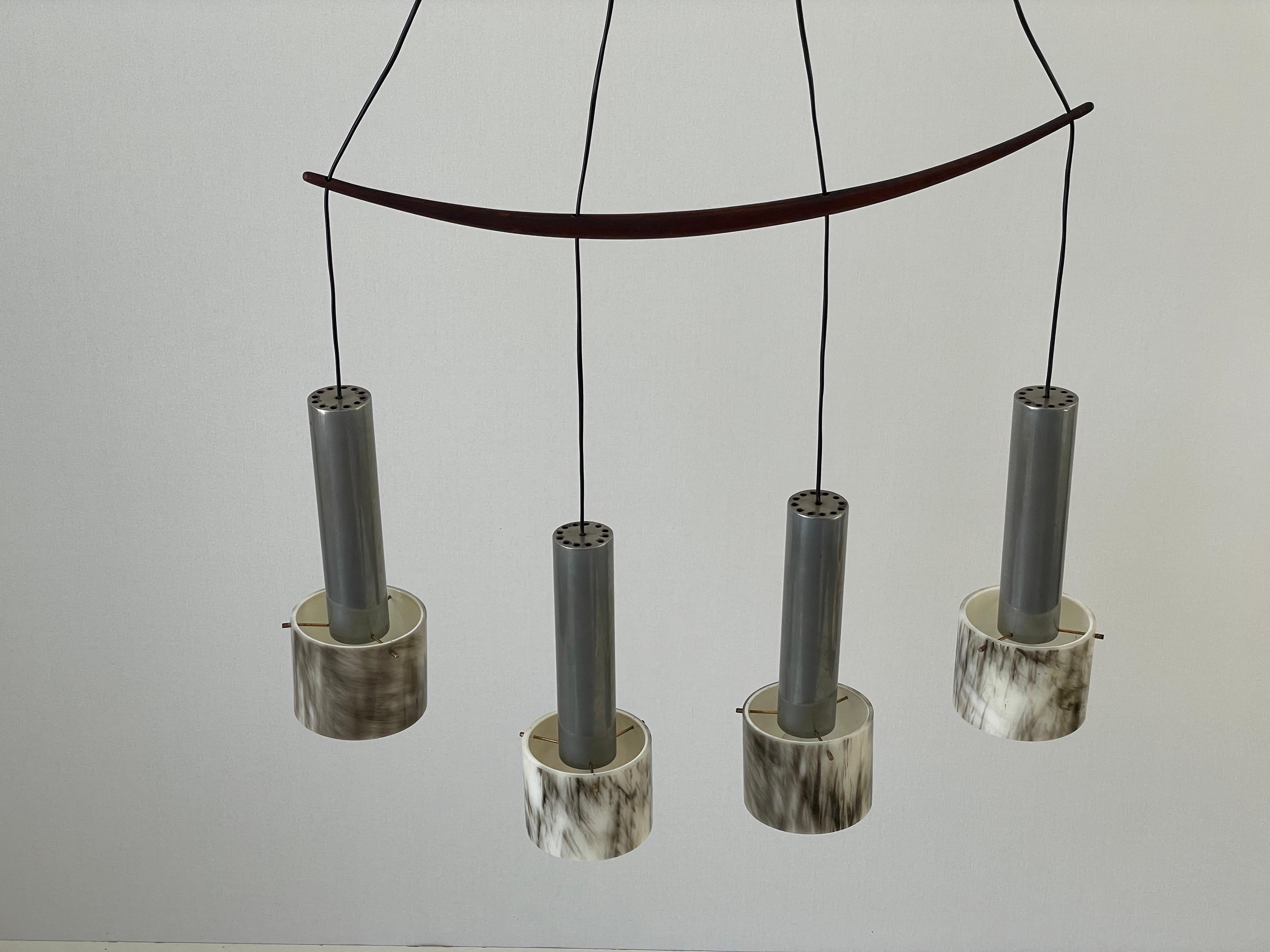 Kronleuchter aus Plexiglas und Metall mit vier Schirmen und Teakholzstange, 1960er Jahre, Italien (Moderne der Mitte des Jahrhunderts) im Angebot