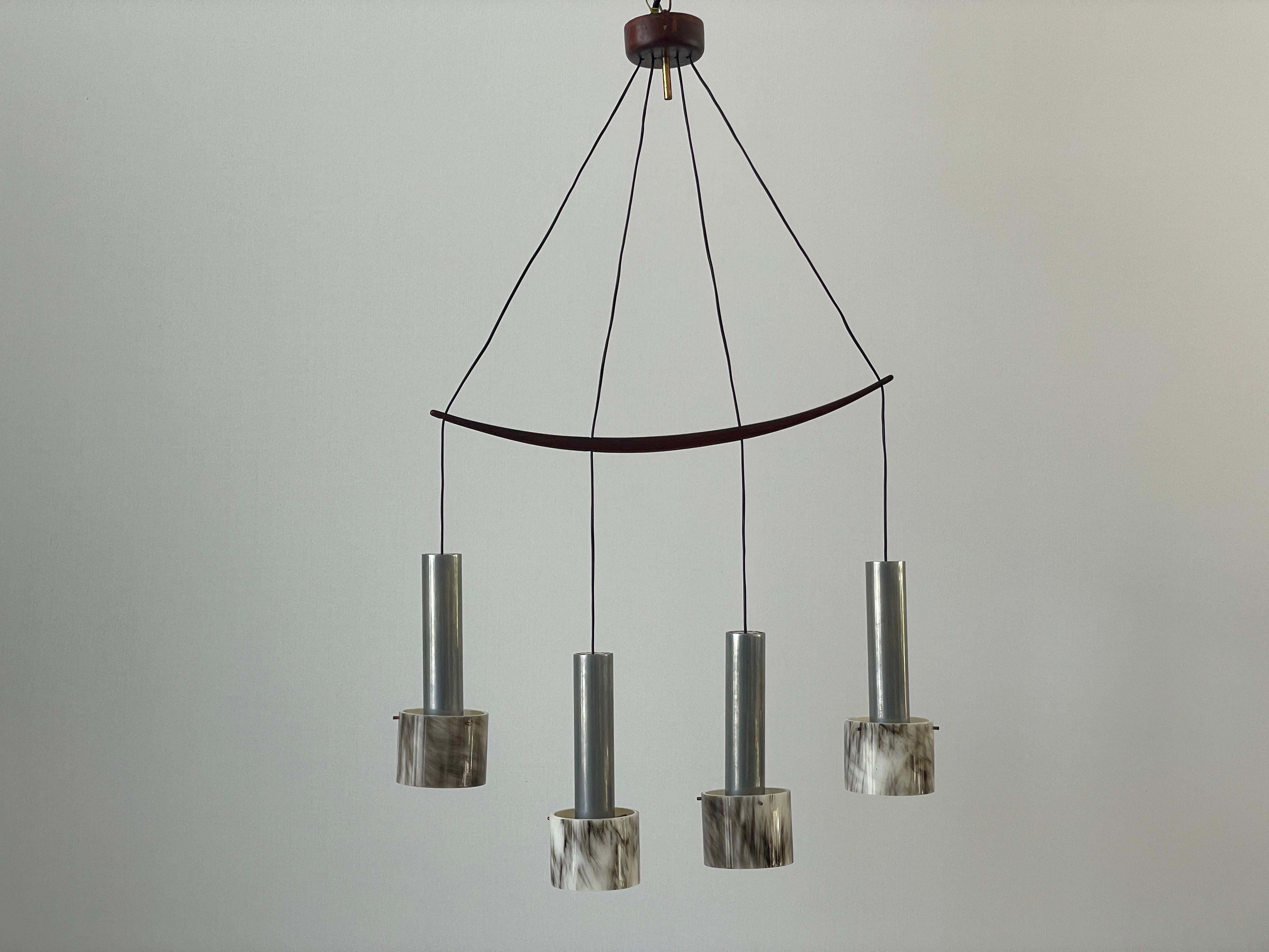 Kronleuchter aus Plexiglas und Metall mit vier Schirmen und Teakholzstange, 1960er Jahre, Italien (Italienisch) im Angebot