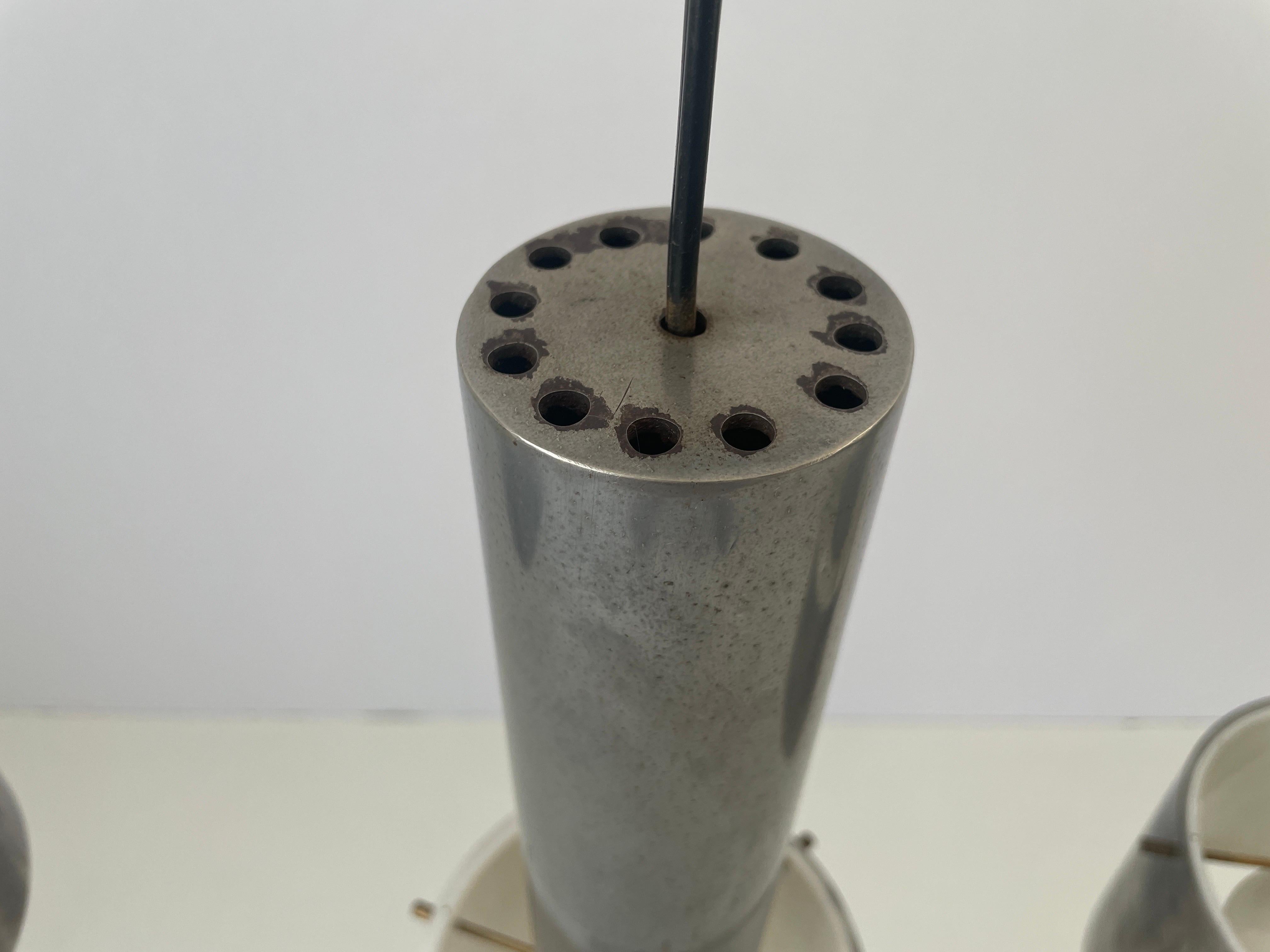 Kronleuchter aus Plexiglas und Metall mit vier Schirmen und Teakholzstange, 1960er Jahre, Italien im Angebot 2