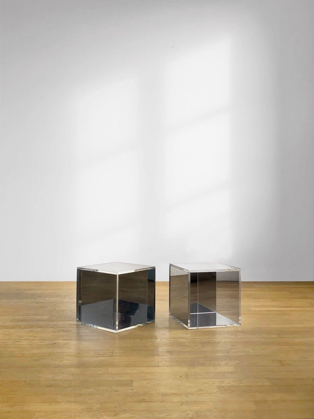 Etonnante paire de tables basses cubiques, tables de chevet ou tables d'appoint, Post-Moderniste, Pop, Shabby-Chic, structures cubiques en épaisses bandes de plexiglas, avec 3 faces transparentes et 3 faces en miroir, créant une infinité d'effets