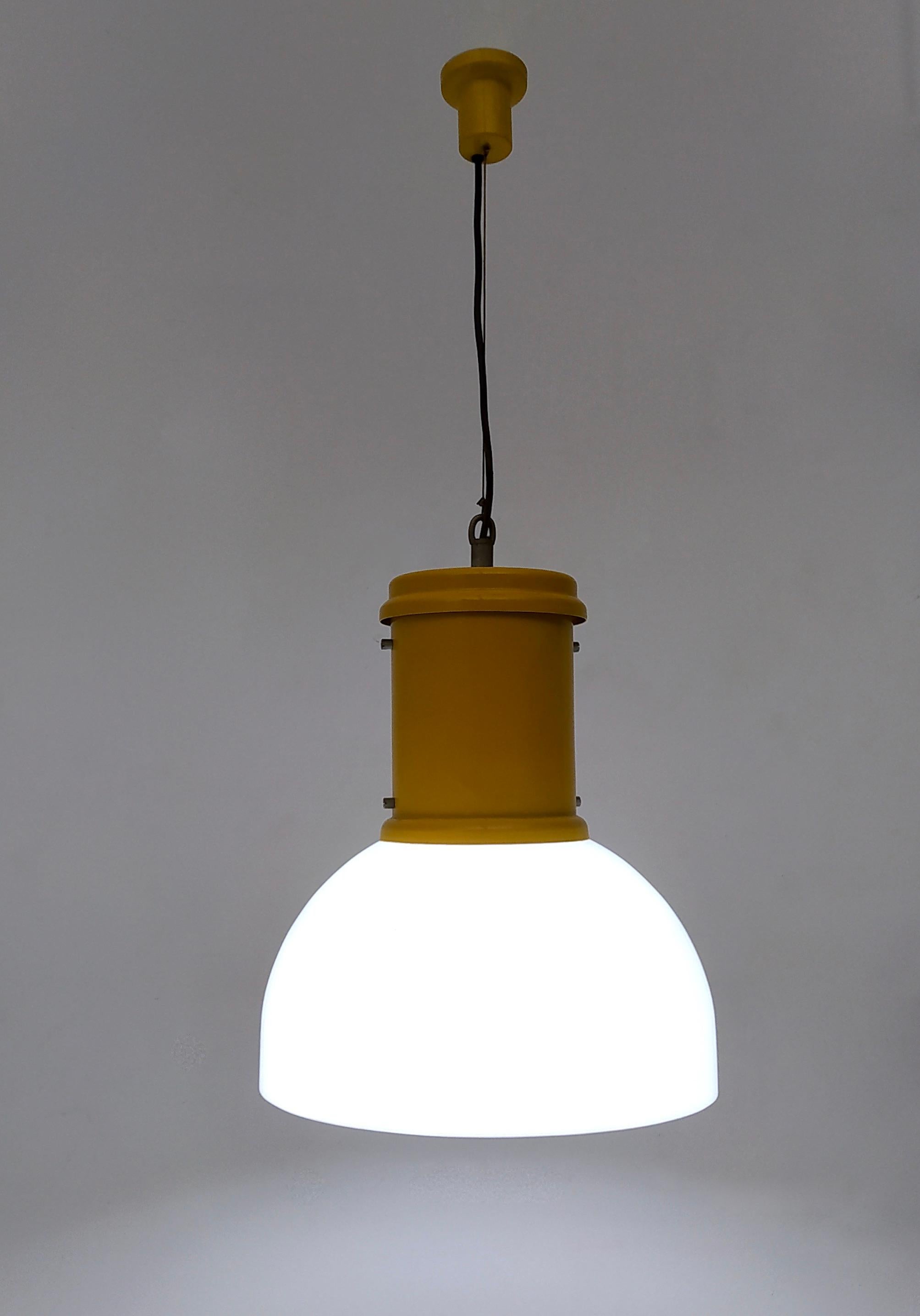 Made in Italy, 1970s.
It is made in white plexiglass, yellow varnished aluminum and a steel wire.
This pendant is a vintage piece, therefore it might show slight traces of use, but it can be considered as in excellent original condition and ready to