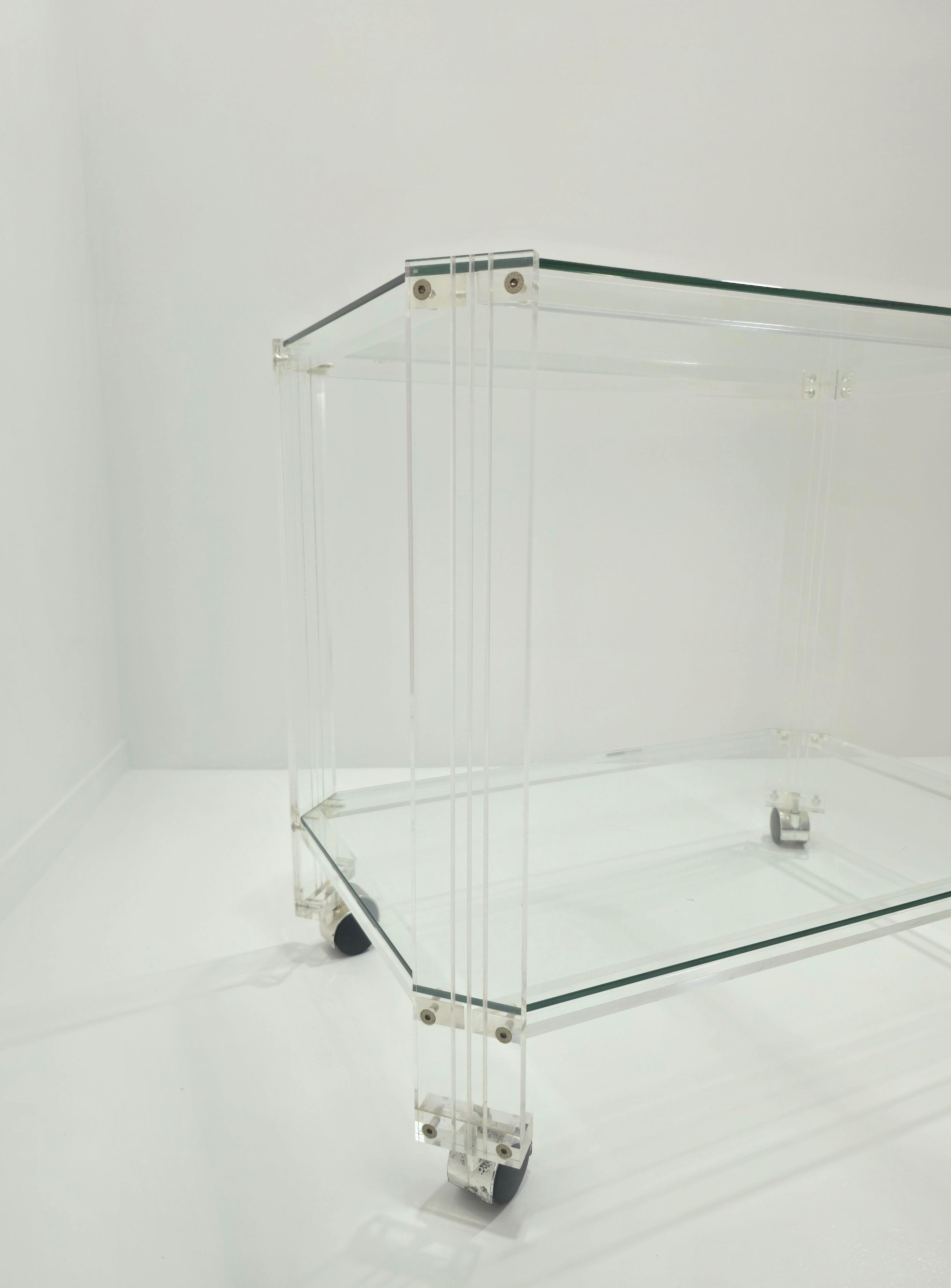 Chariot de bar en plexiglas avec deux étagères en verre Mid-Century Modern Italy 70/80s en vente 5