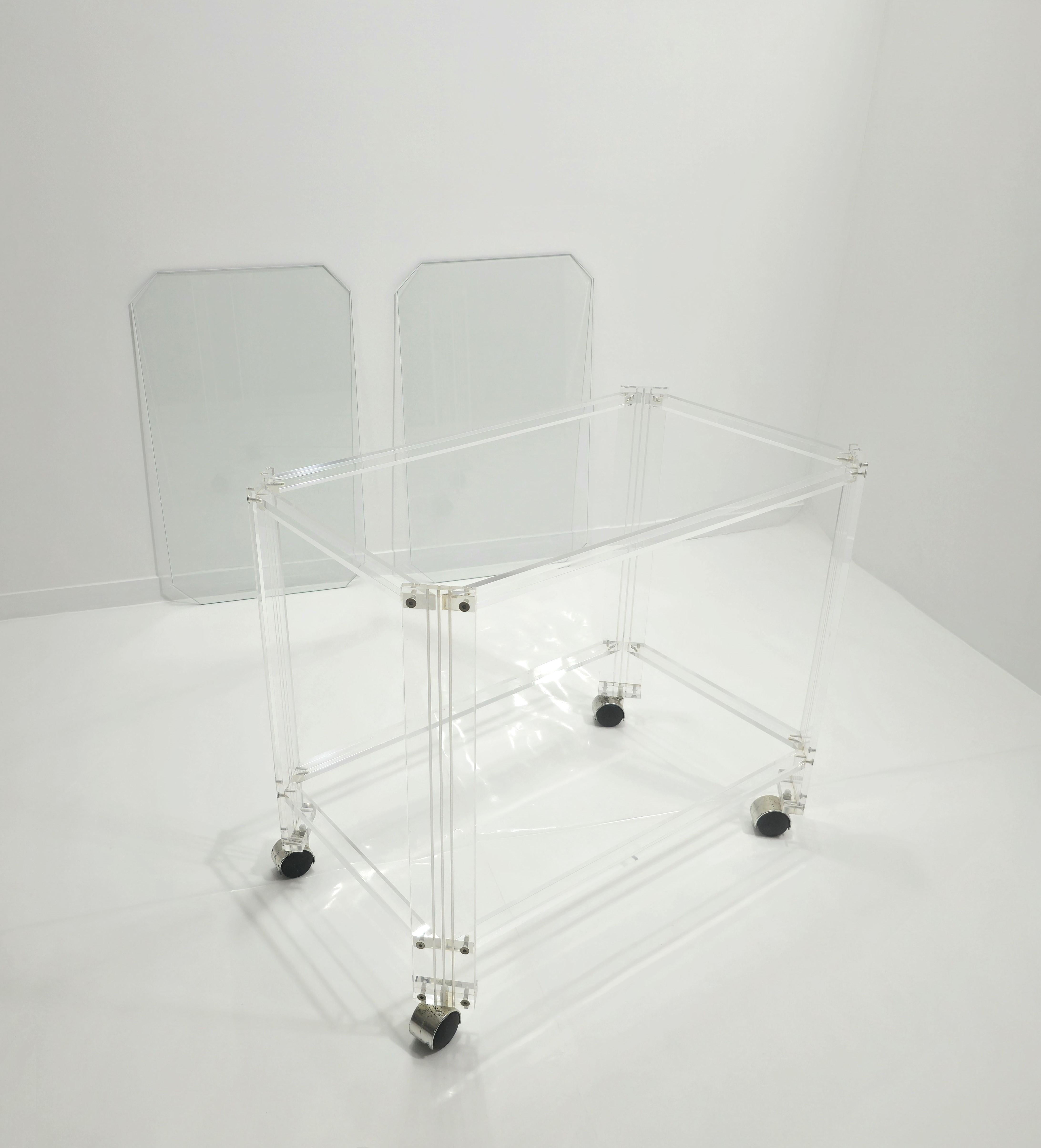 Chariot à provisions, chariot en verre acrylique transparent, idéal comme chariot à provisions de salon ou chariot à provisions élégant.
Chariot en verre acrylique transparent (plexiglas) avec 2 étagères et roues pivotantes.
Les étagères en cristal