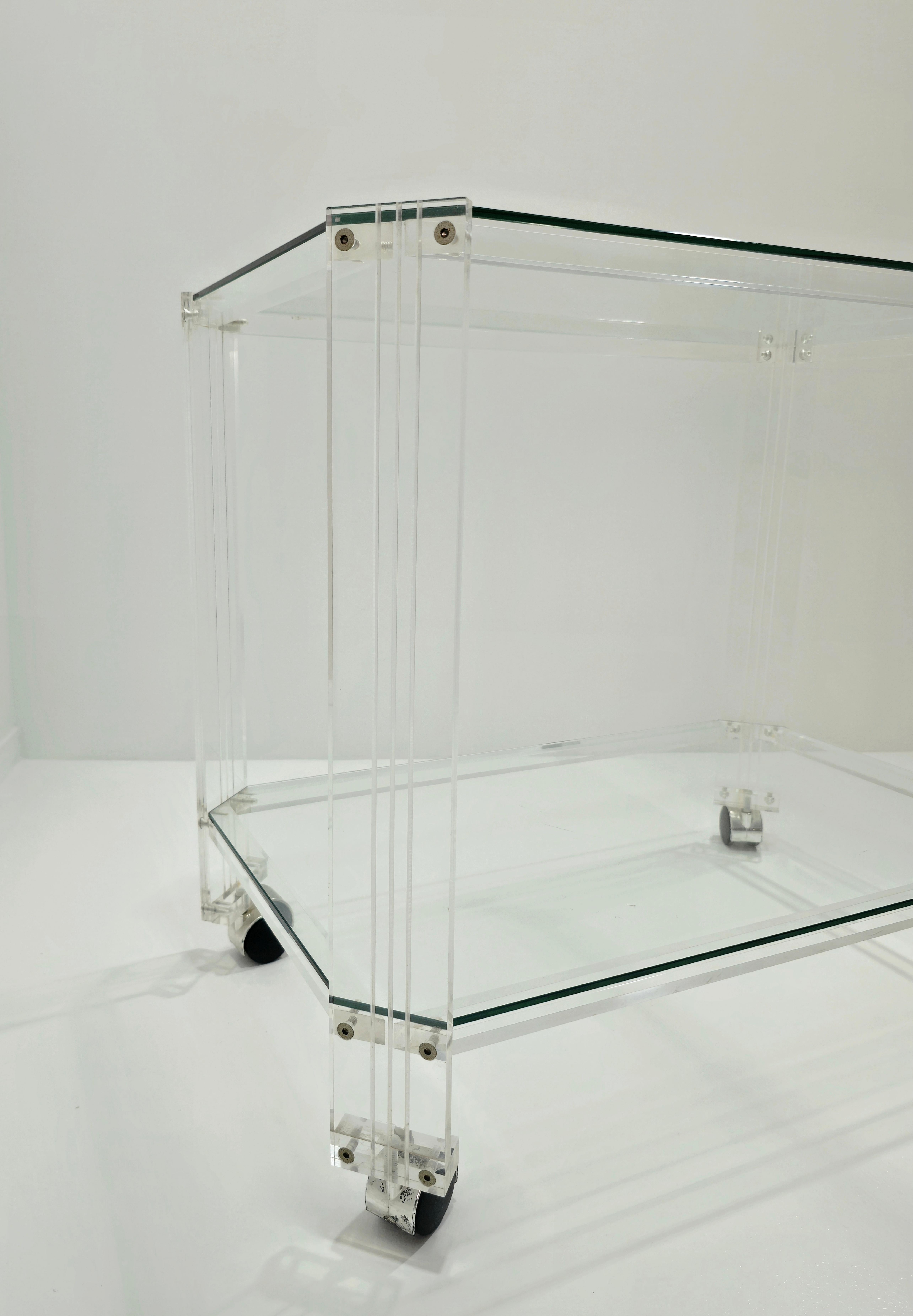 Carrello portavivande, carrello in vetro acrilico trasparente, ideale come carrello portavivande da salotto o carrello portavivande elegante.
Carrello in vetro acrilico trasparente (plexiglass) con 2 ripiani e ruote girevoli.
I ripiani in cristallo