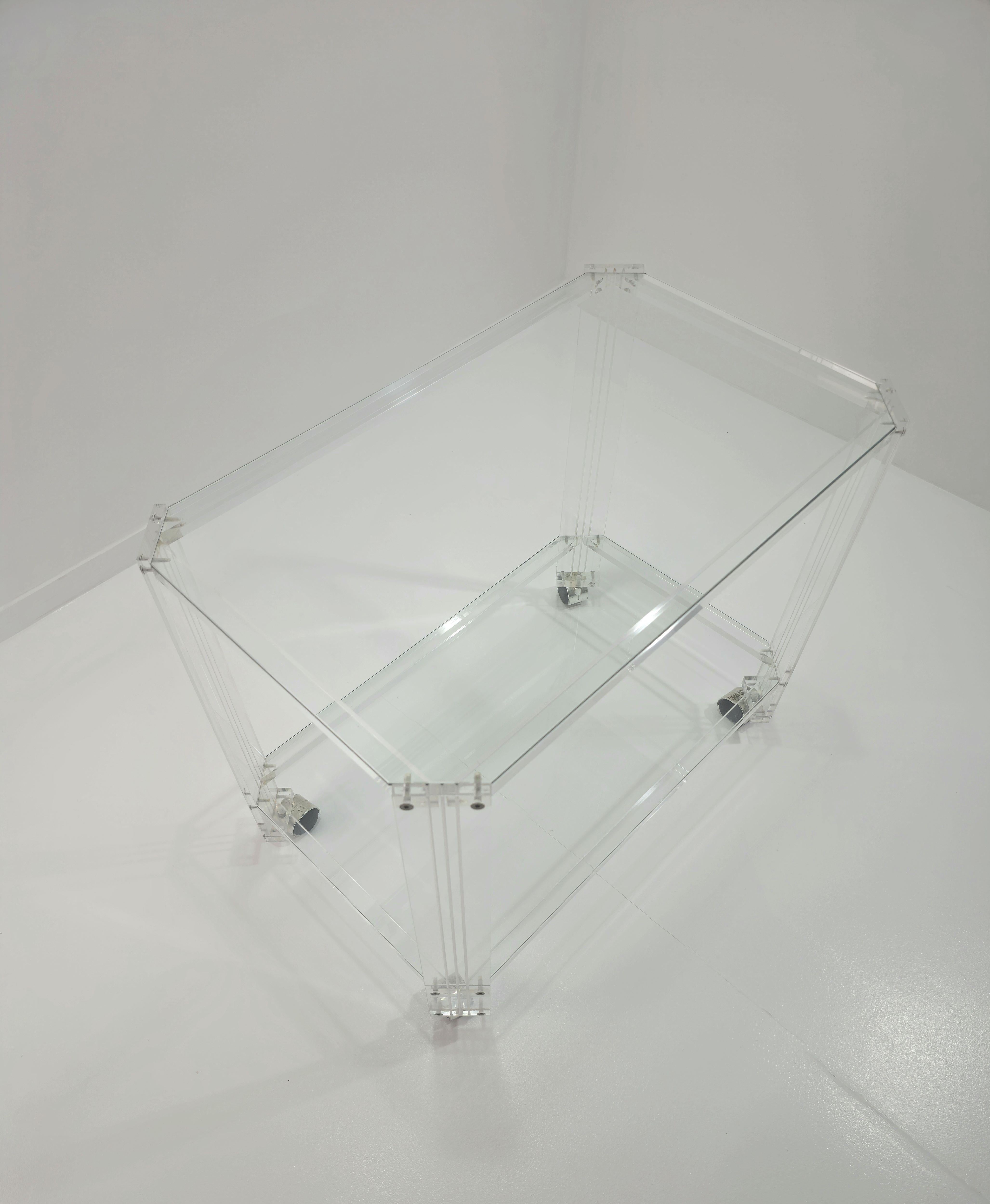italien Chariot de bar en plexiglas avec deux étagères en verre Mid-Century Modern Italy 70/80s en vente