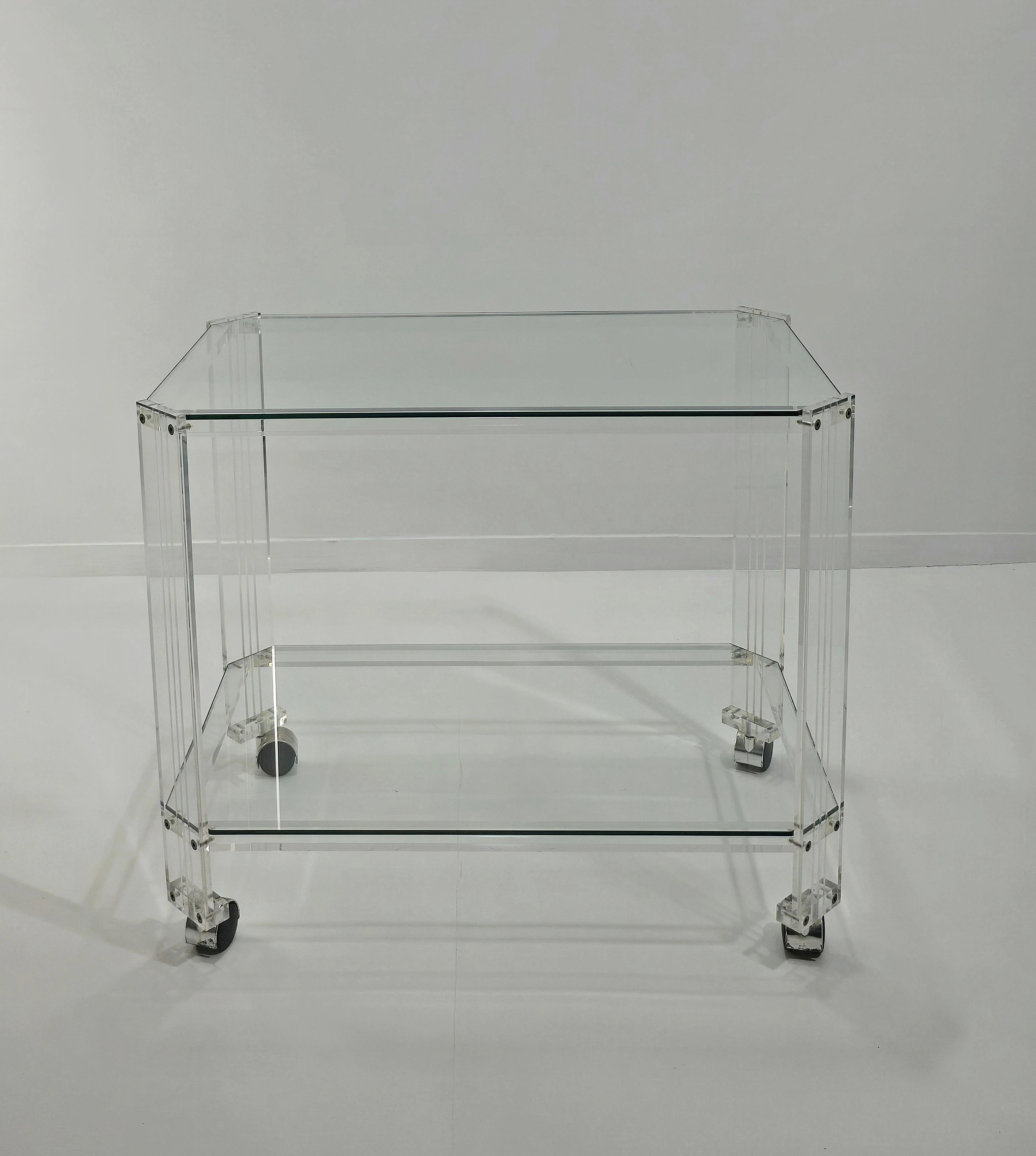 Italiano Carrello bar in plexiglass con due ripiani in vetro Mid-Century Modern Italia anni 70/80 in vendita
