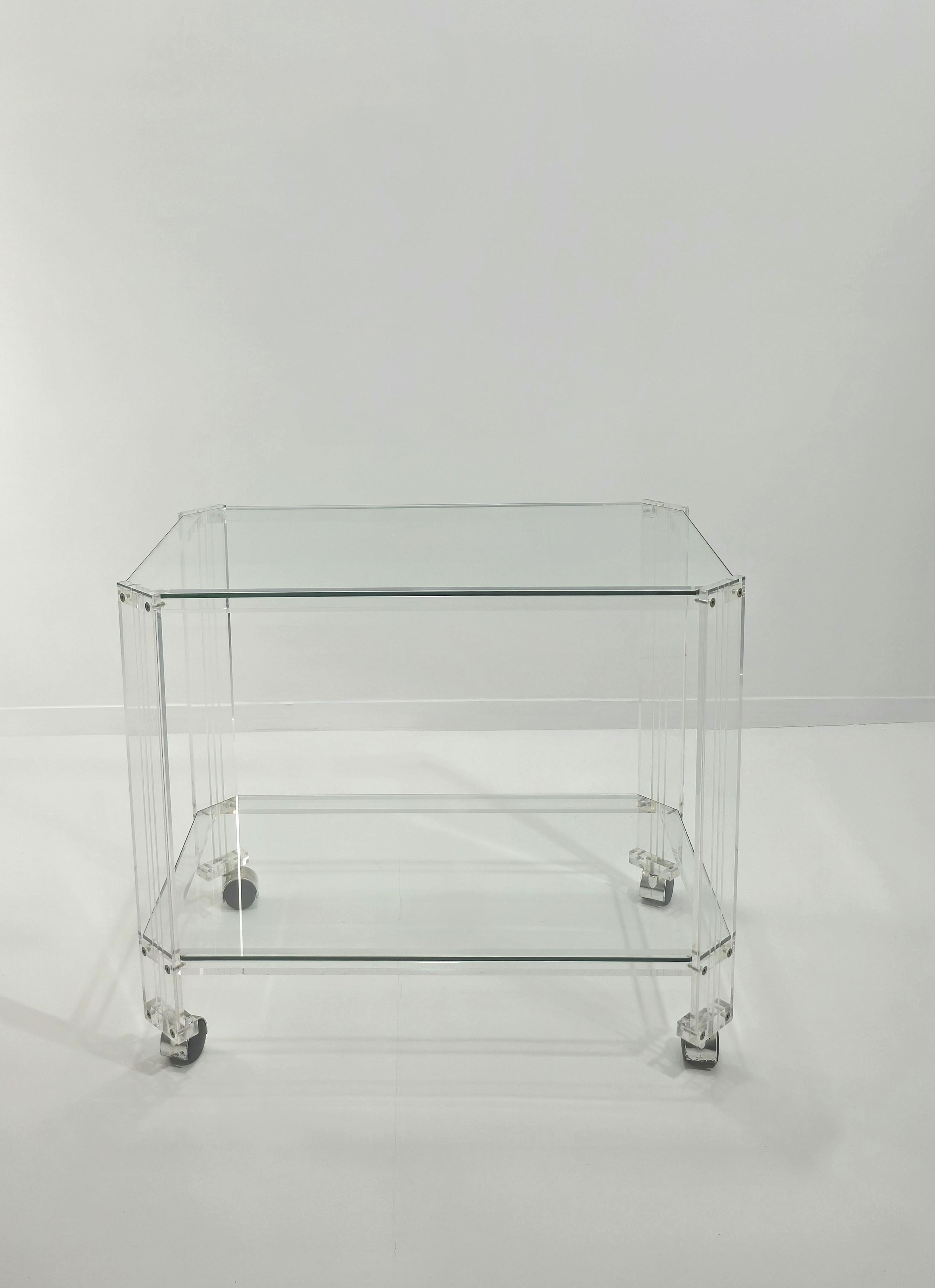 Plastique Chariot de bar en plexiglas avec deux étagères en verre Mid-Century Modern Italy 70/80s en vente