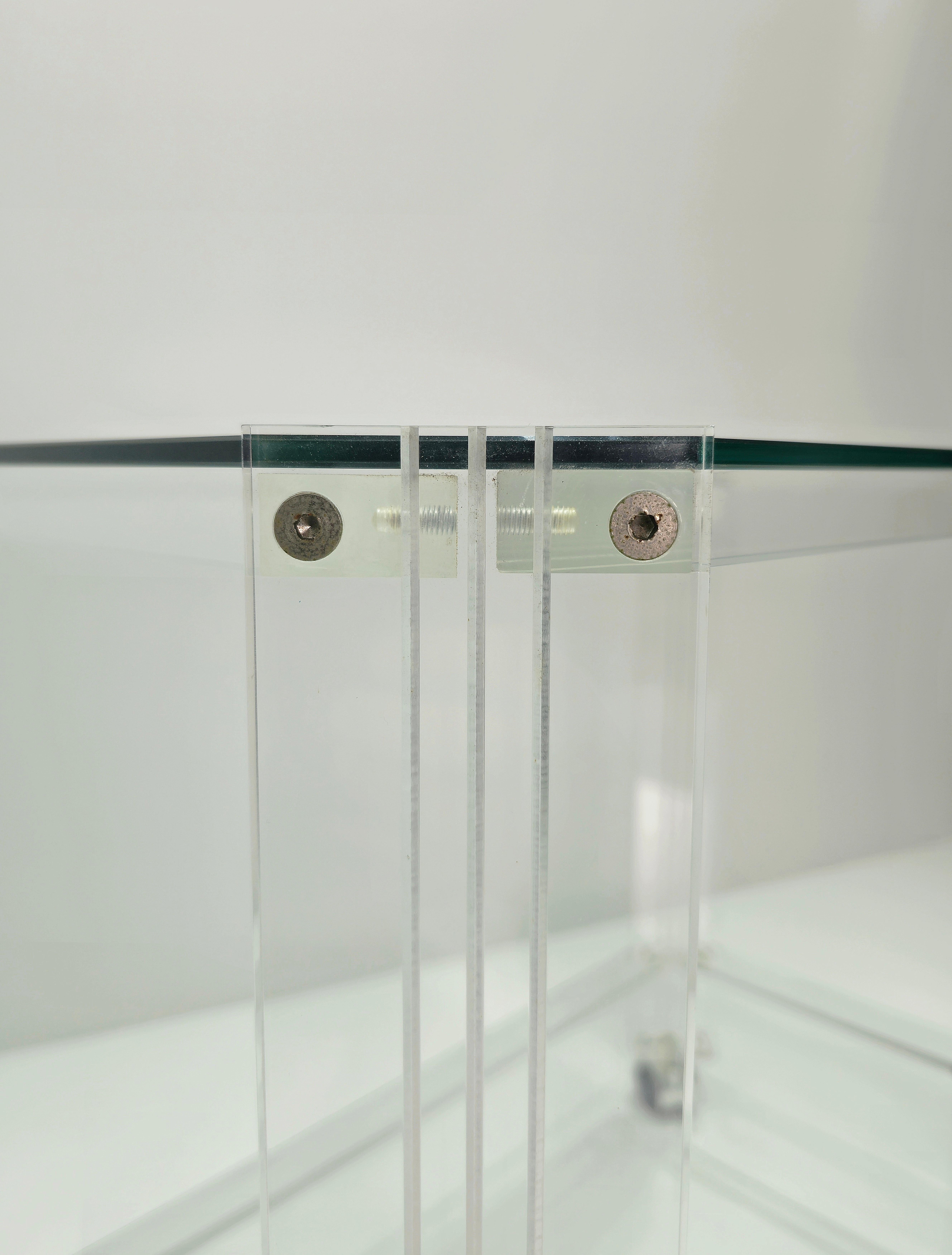 XX secolo Carrello bar in plexiglass con due ripiani in vetro Mid-Century Modern Italia anni 70/80 in vendita
