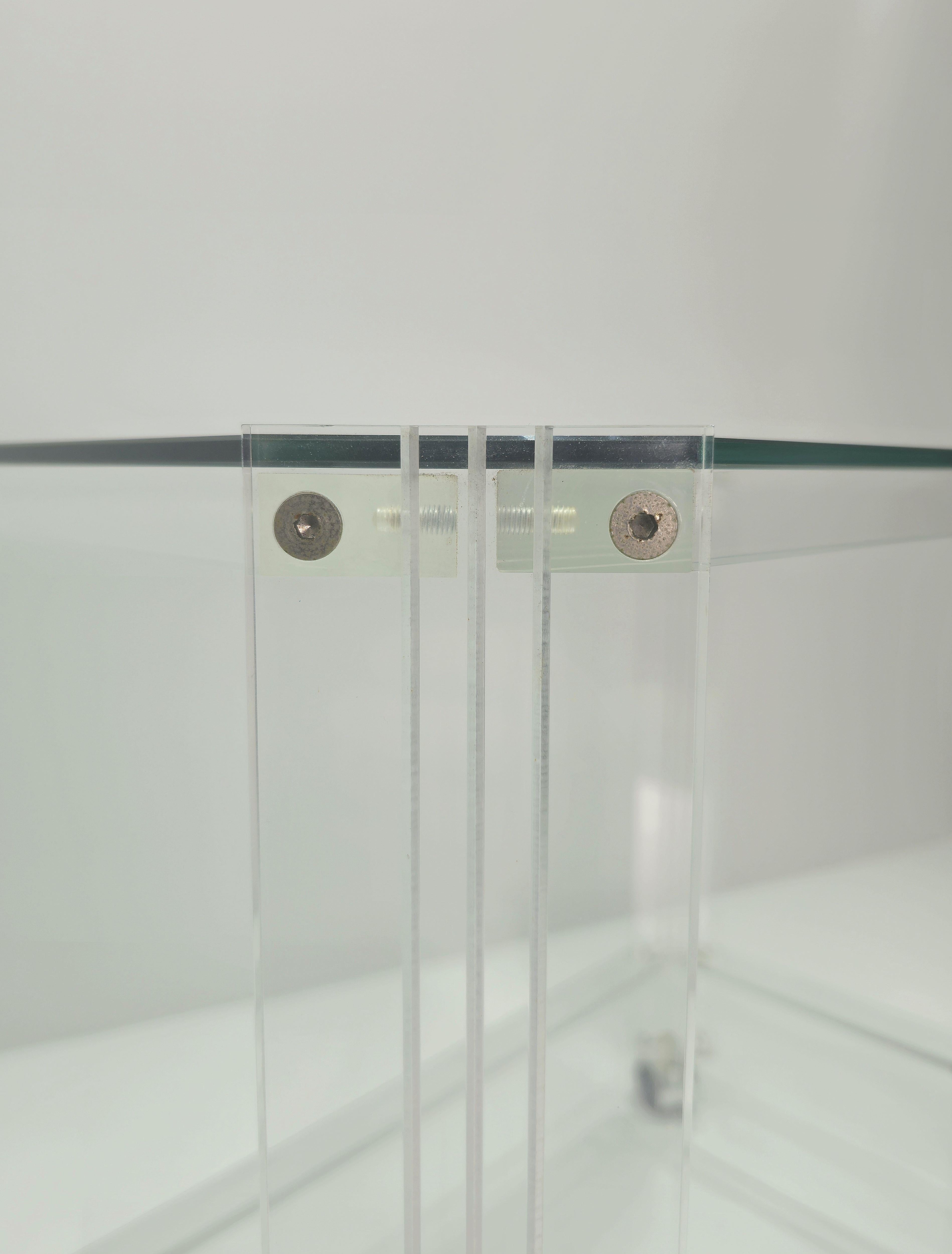 Chariot de bar en plexiglas avec deux étagères en verre Mid-Century Modern Italy 70/80s en vente 2