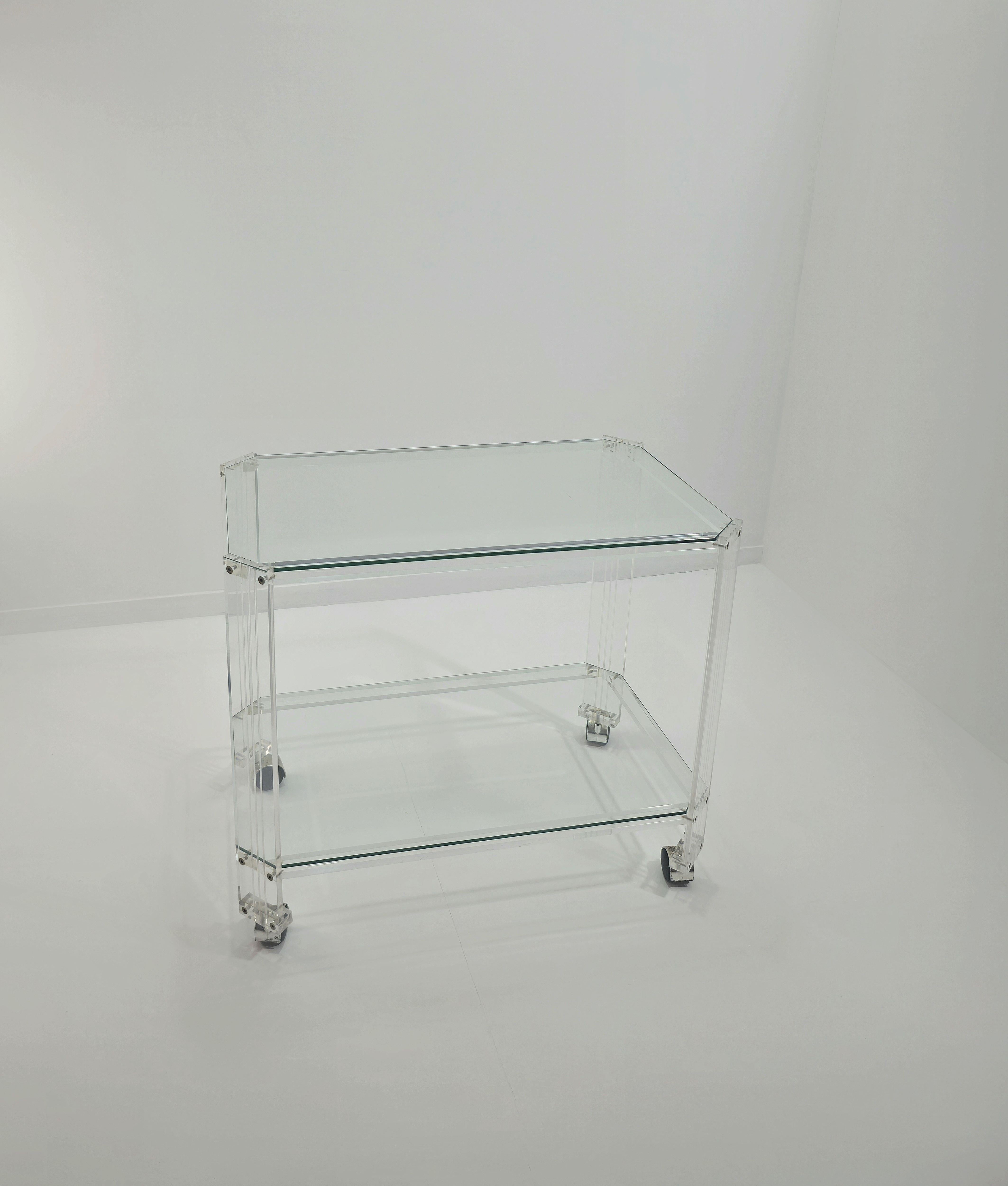 Chariot de bar en plexiglas avec deux étagères en verre Mid-Century Modern Italy 70/80s en vente 3