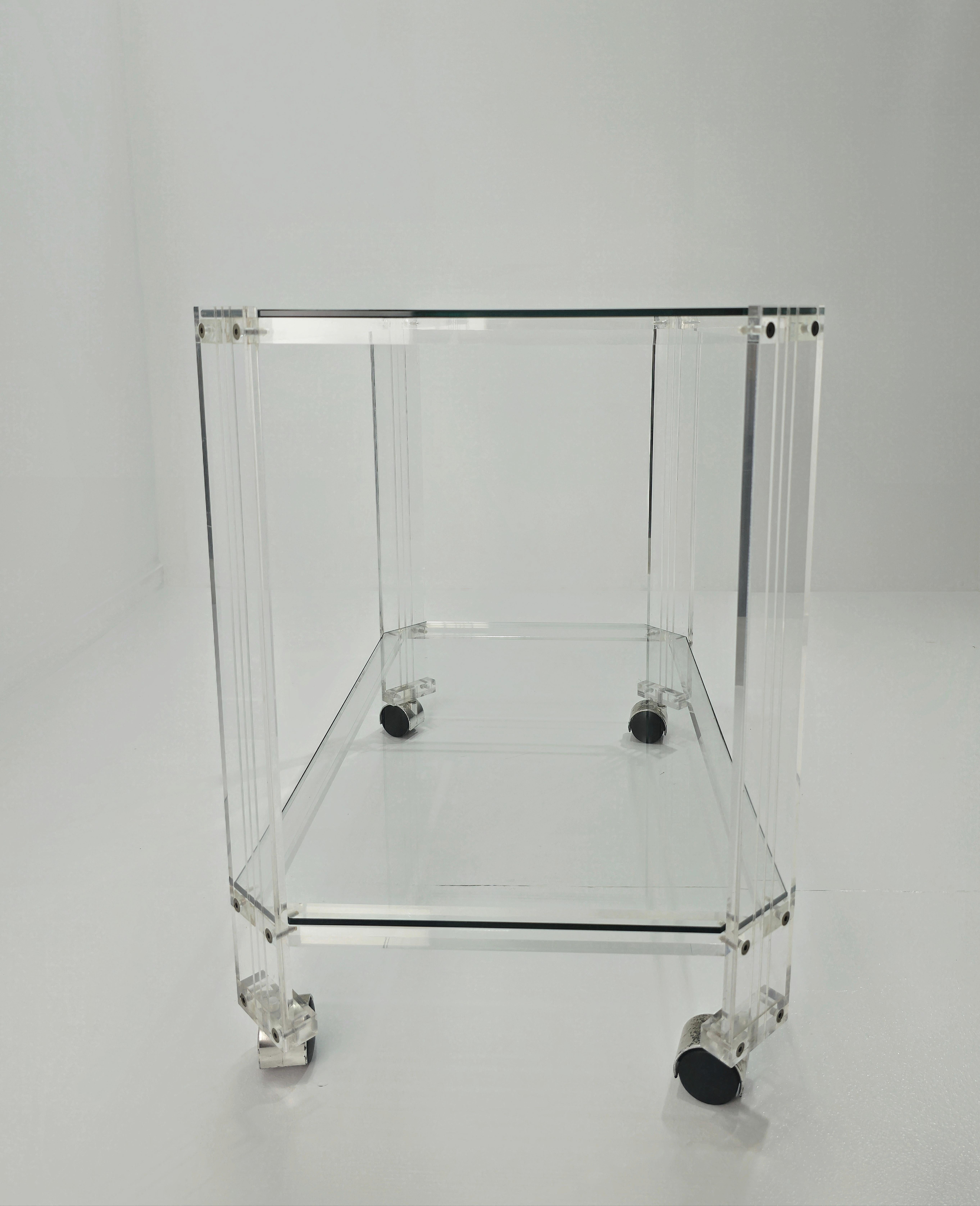 Carrello bar in plexiglass con due ripiani in vetro Mid-Century Modern Italia anni 70/80 in vendita 2