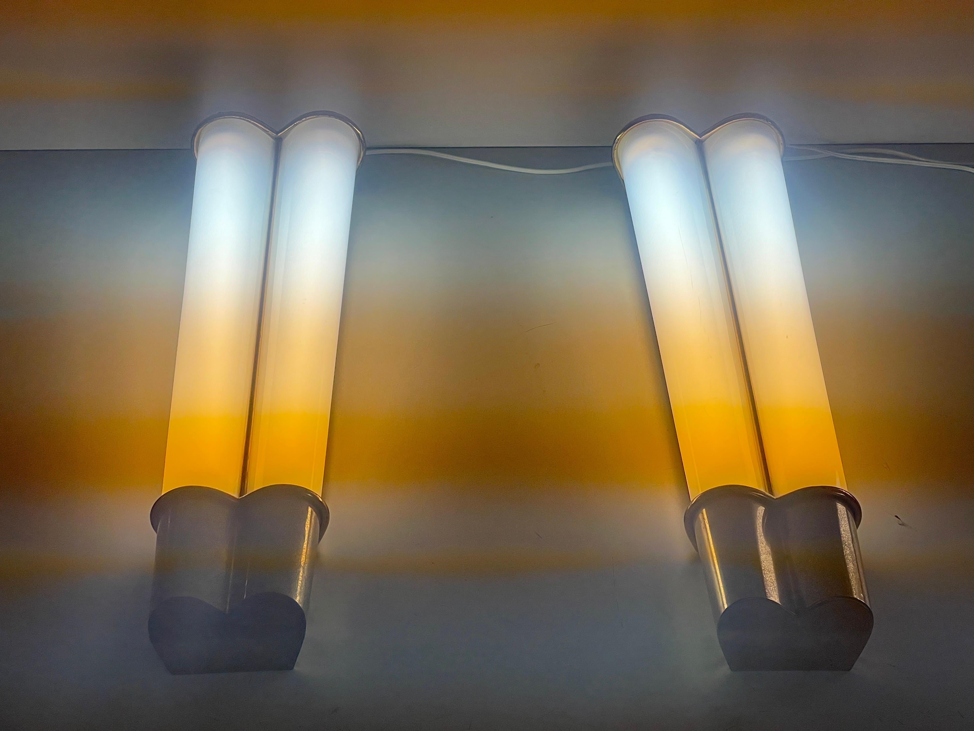 Paire d'appliques de cinéma en plexiglas et laiton, années 1950, Italie en vente 3