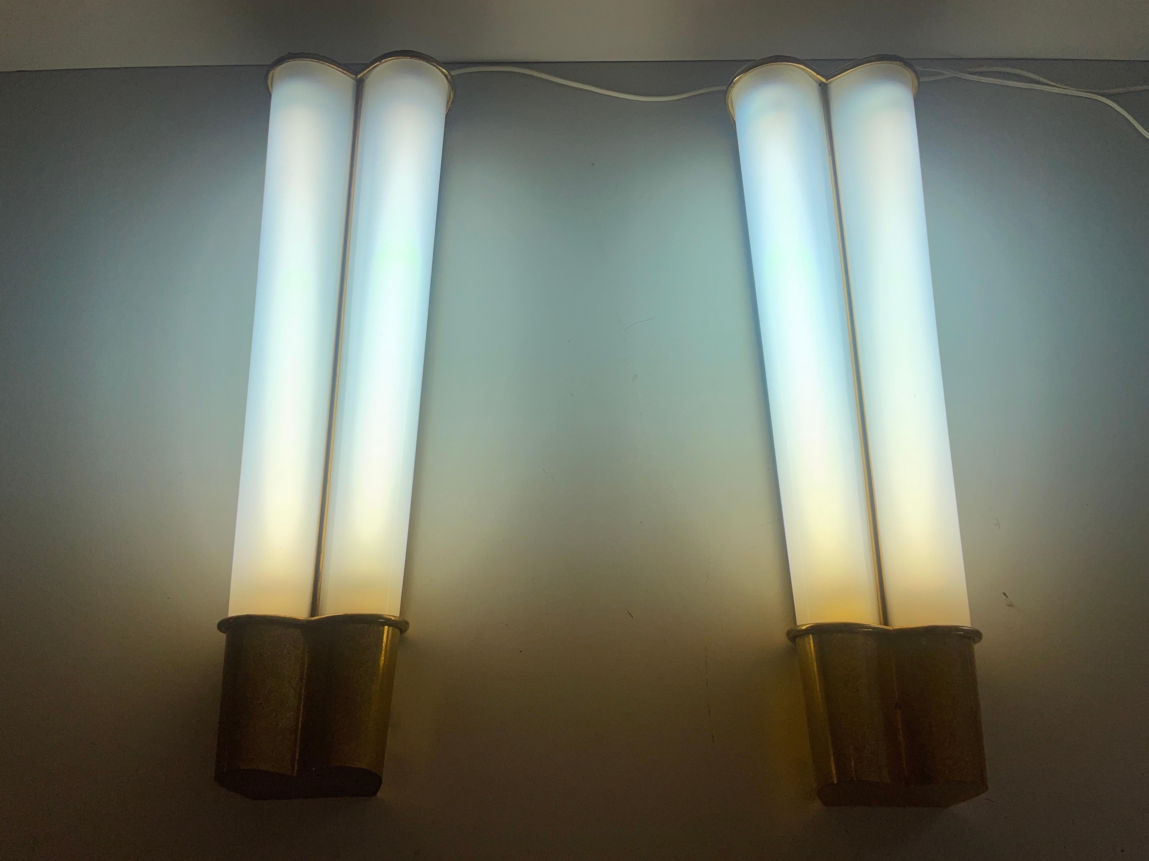 Paire d'appliques de cinéma en plexiglas et laiton, années 1950, Italie en vente 4