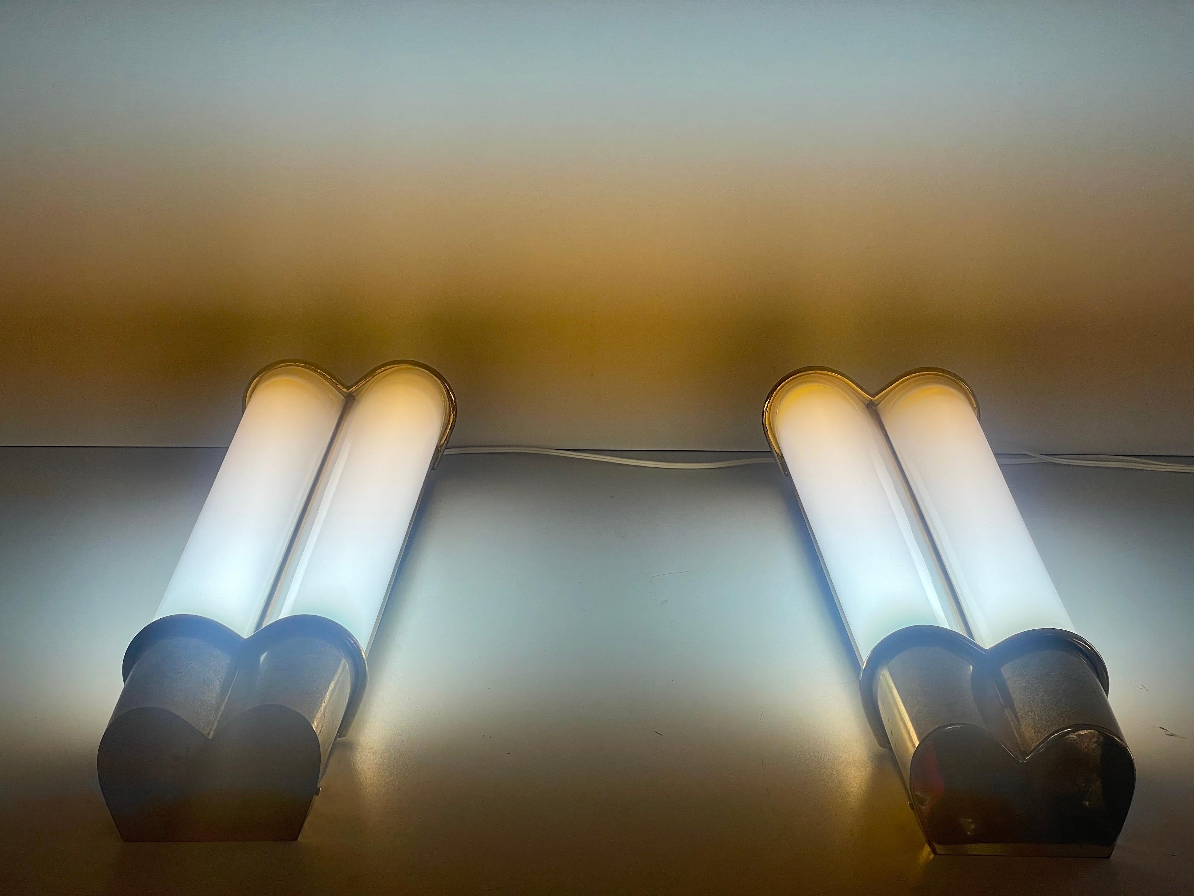 Paire d'appliques de cinéma en plexiglas et laiton, années 1950, Italie en vente 5