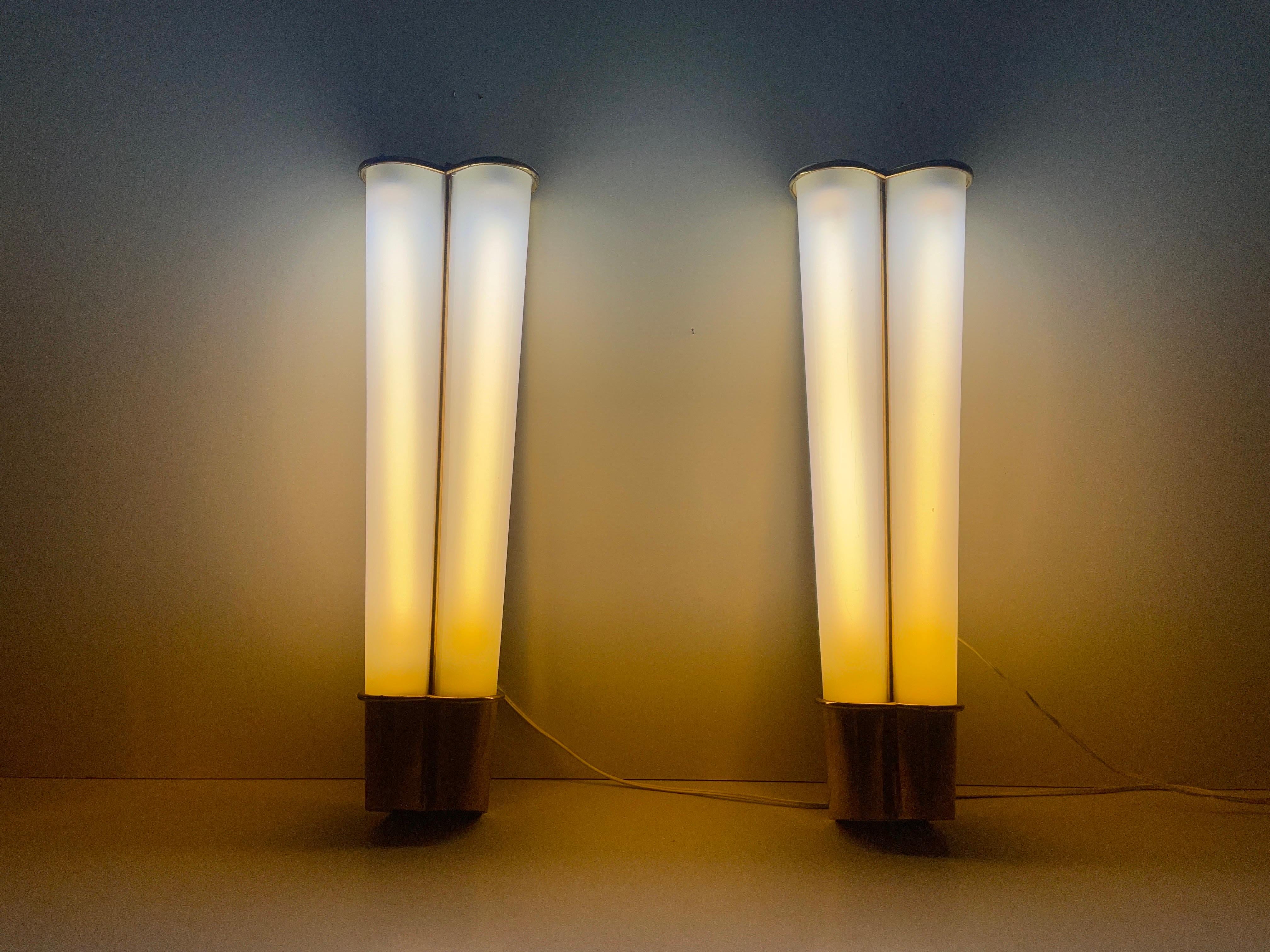 Paire d'appliques de cinéma en plexiglas et laiton, années 1950, Italie en vente 6