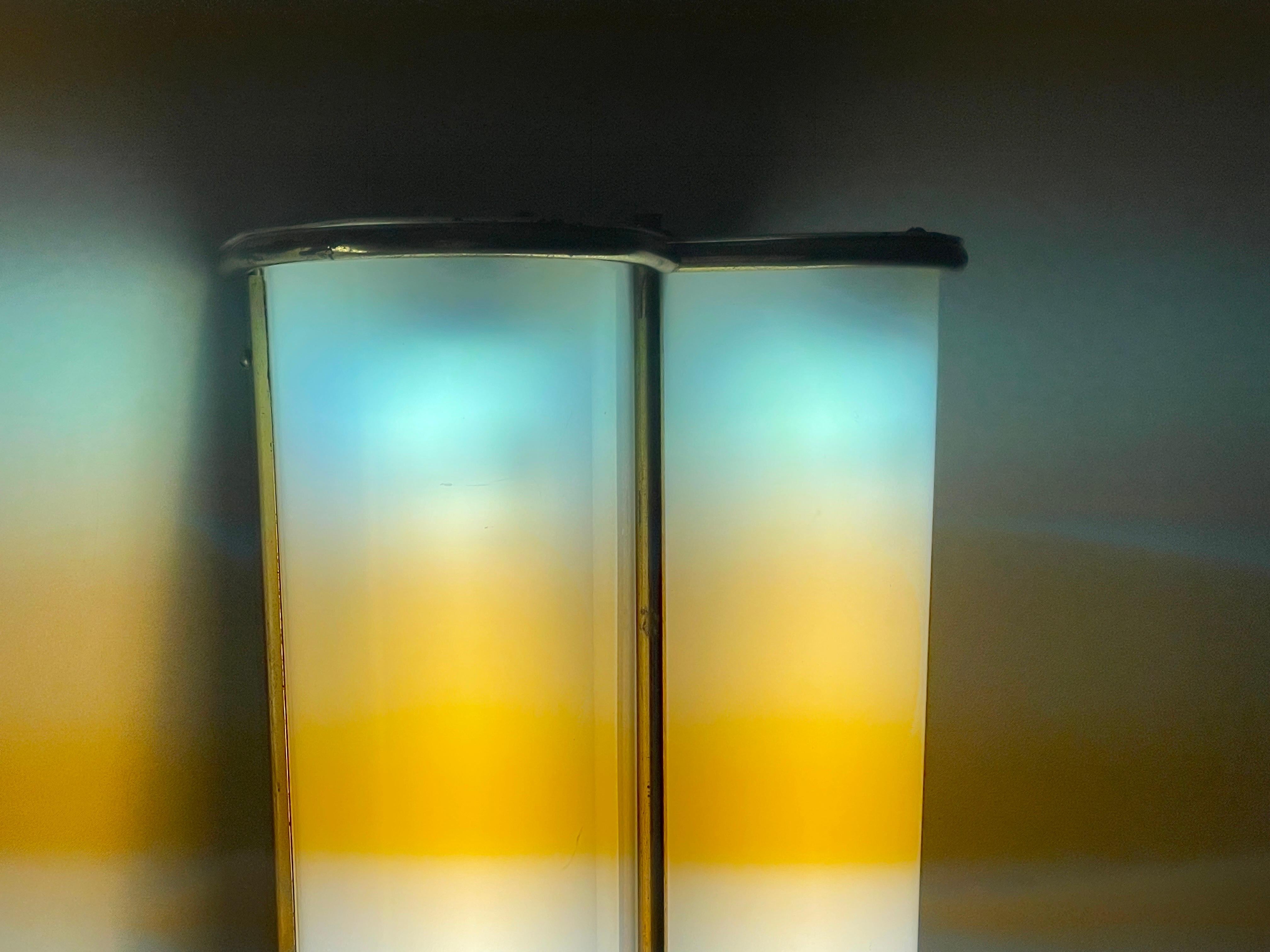 Paire d'appliques de cinéma en plexiglas et laiton, années 1950, Italie en vente 7