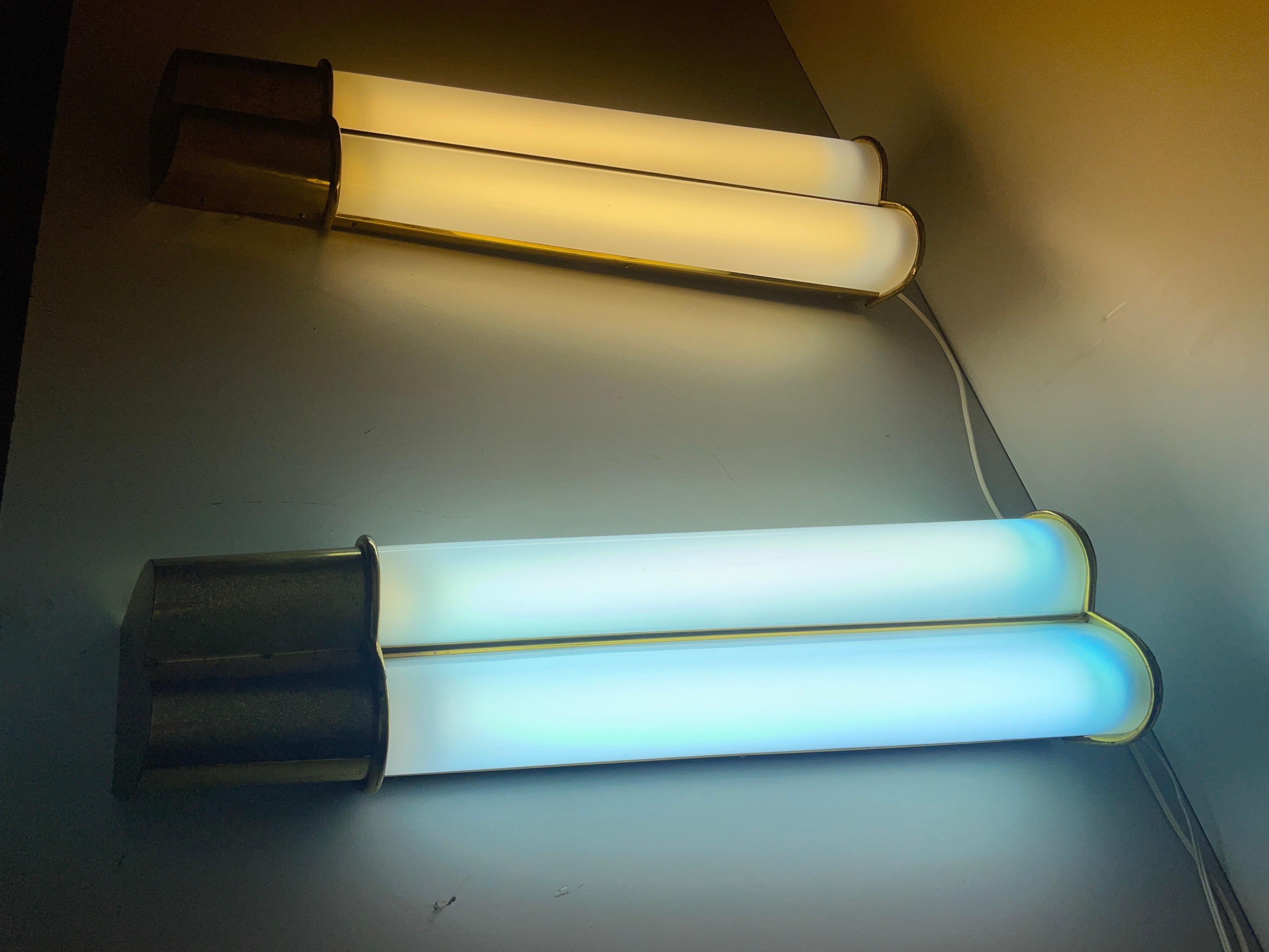 Paire d'appliques de cinéma en plexiglas et laiton, années 1950, Italie en vente 9