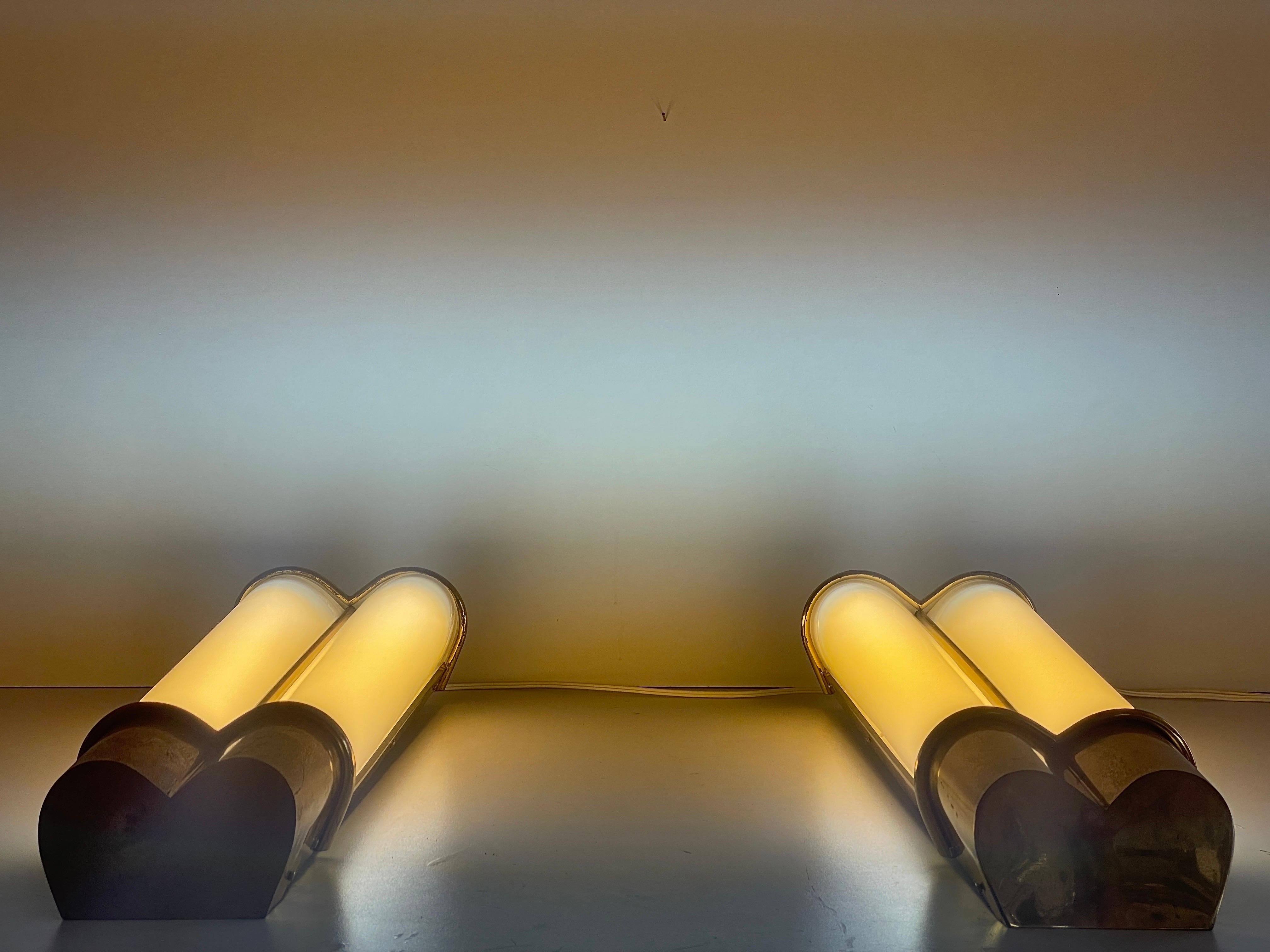 Paire d'appliques de cinéma en plexiglas et laiton, années 1950, Italie en vente 10