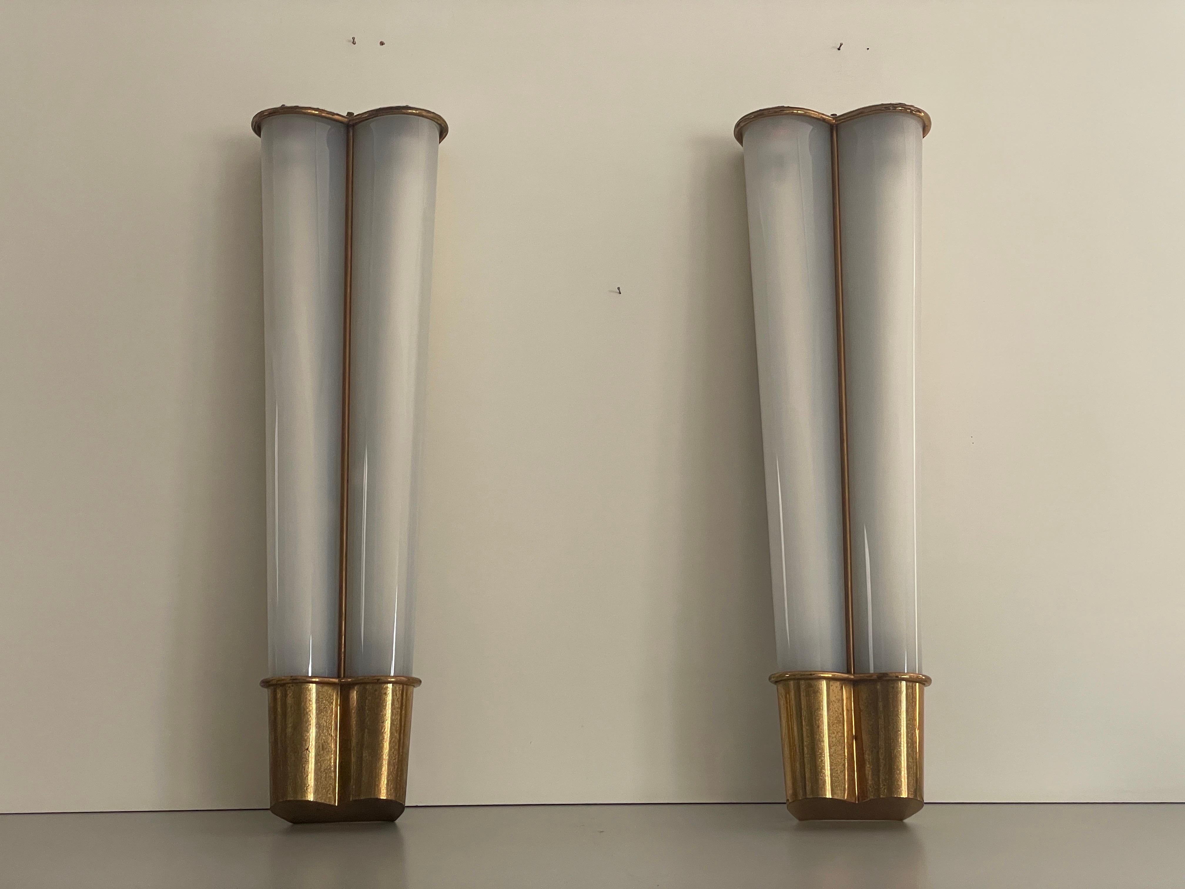 Paire d'appliques de cinéma en plexiglas et laiton, années 1950, Italie

Très élégantes et rares appliques de cinéma ou de théâtre. Il s'agit de grandes lampes murales

Fabriqué en Italie
Les lampes sont en parfait état.
Cette lampe fonctionne avec