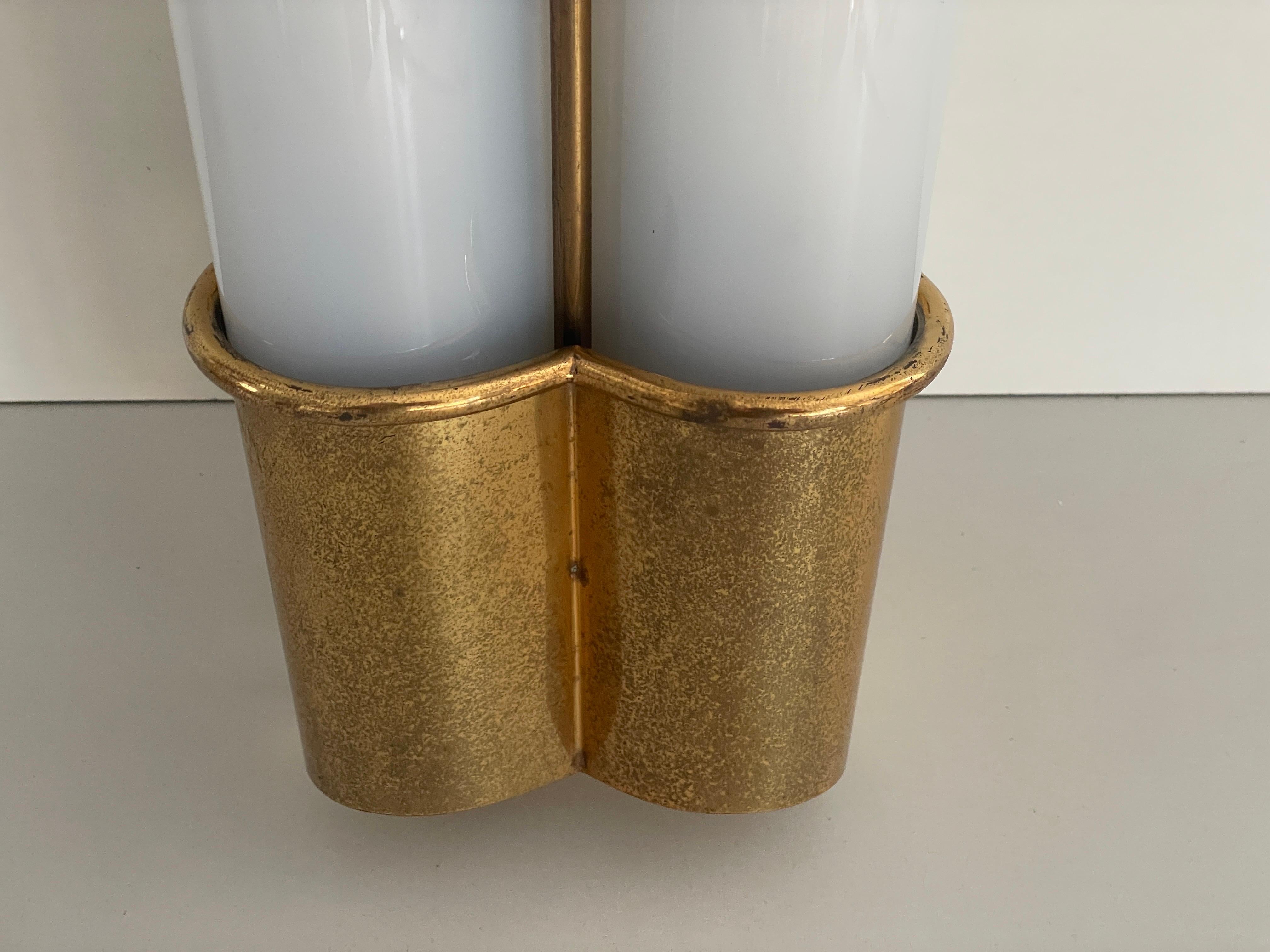 Paire d'appliques de cinéma en plexiglas et laiton, années 1950, Italie en vente 13