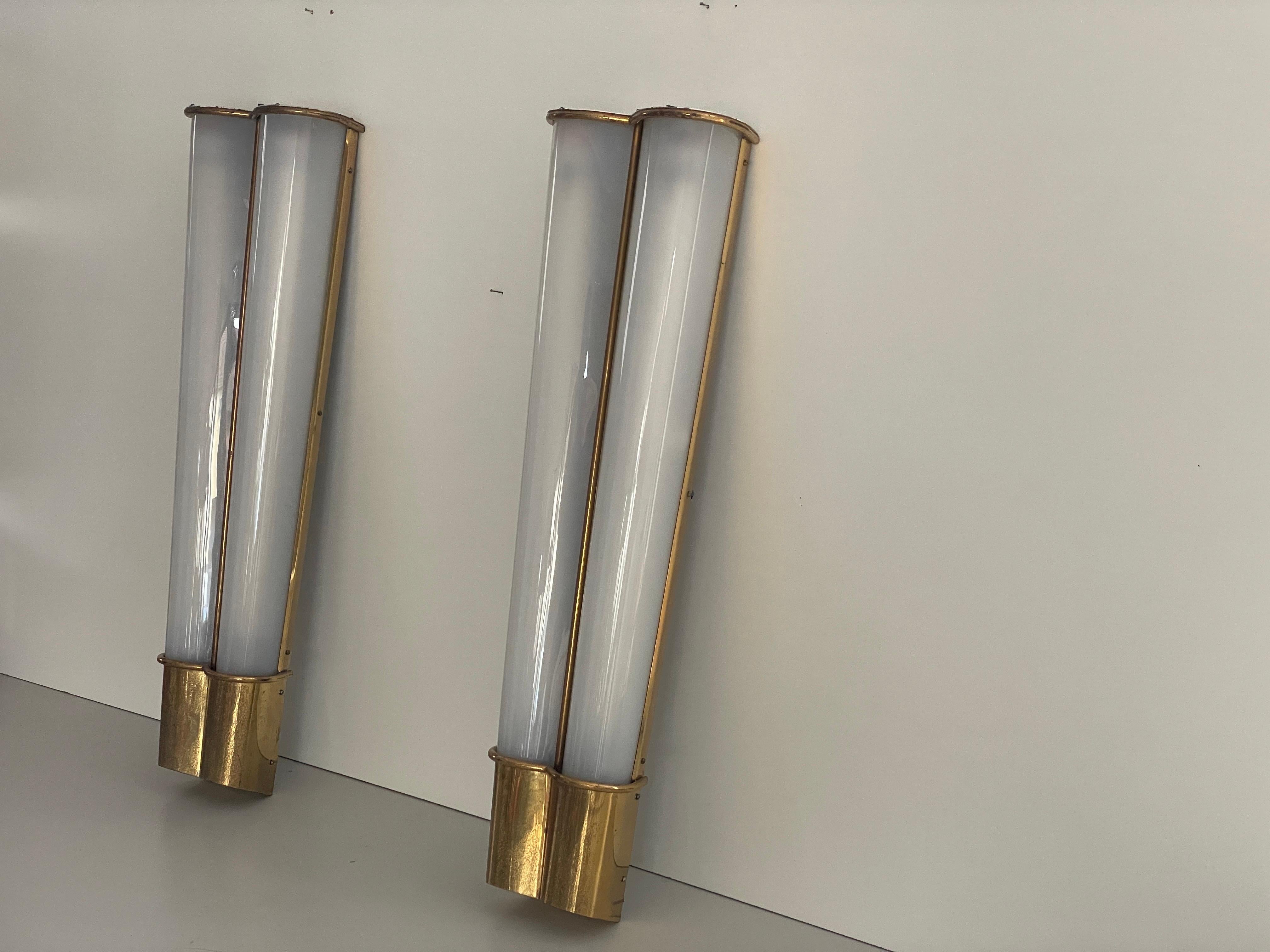 Mid-Century Modern Paire d'appliques de cinéma en plexiglas et laiton, années 1950, Italie en vente