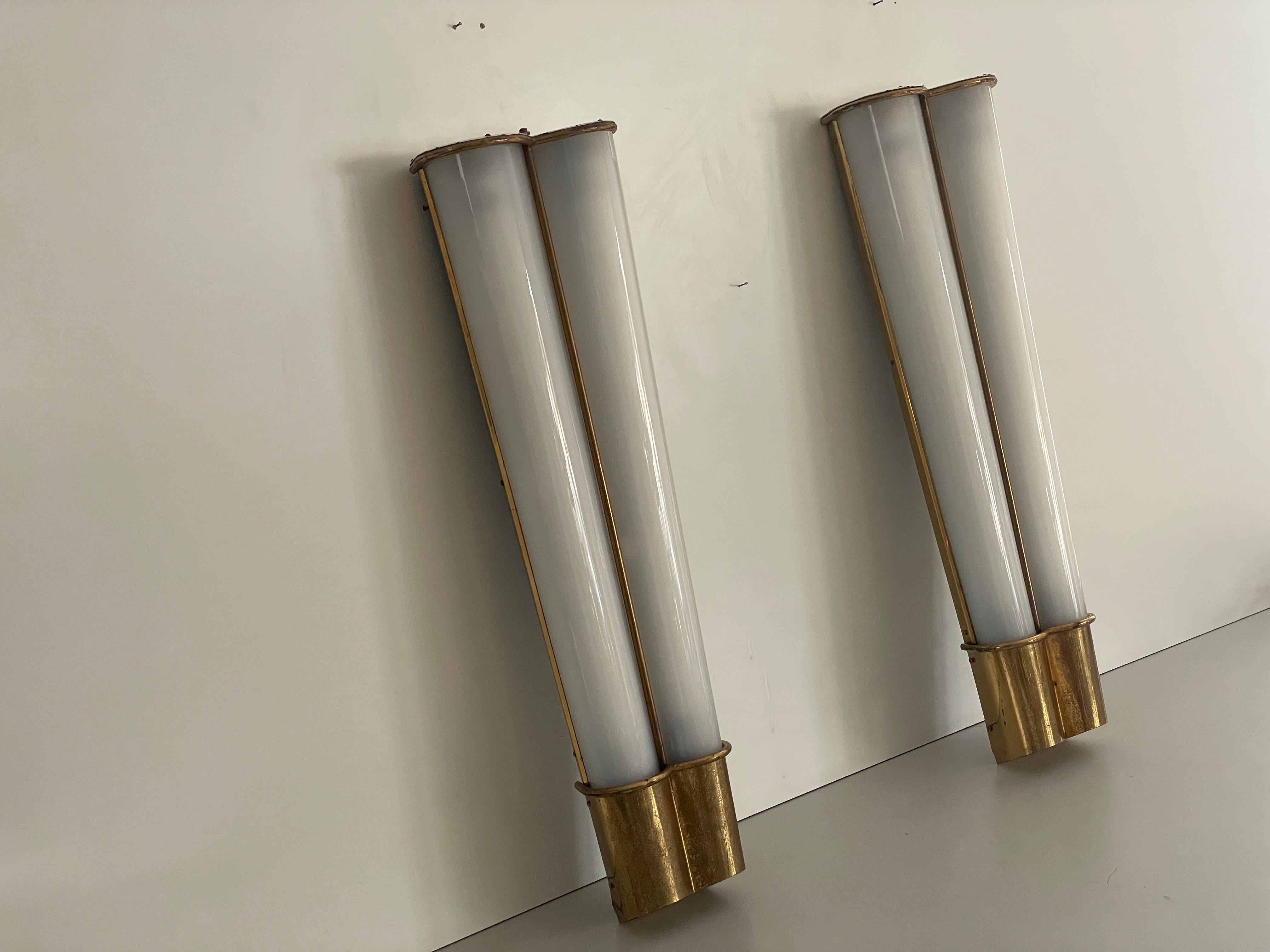 italien Paire d'appliques de cinéma en plexiglas et laiton, années 1950, Italie en vente