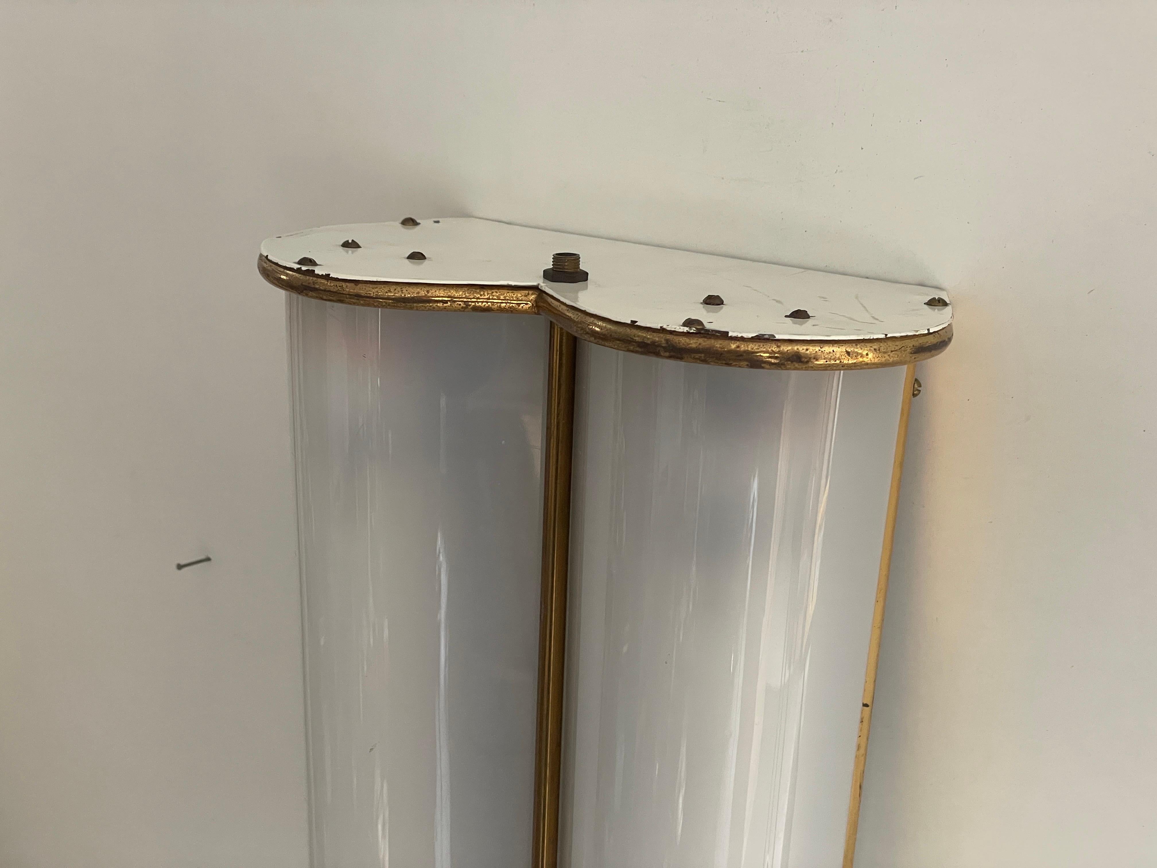 Paire d'appliques de cinéma en plexiglas et laiton, années 1950, Italie Excellent état - En vente à Hagenbach, DE