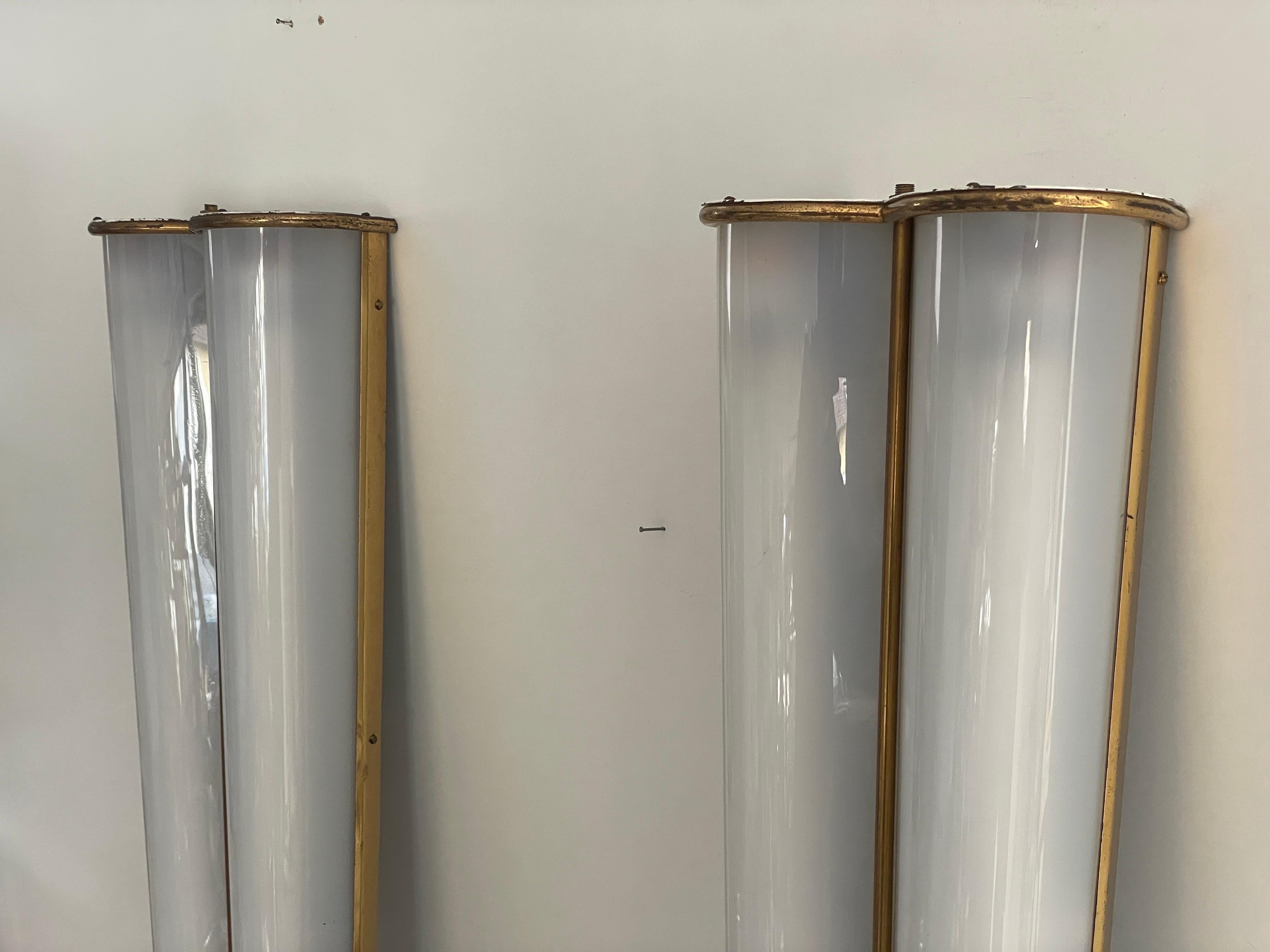 Milieu du XXe siècle Paire d'appliques de cinéma en plexiglas et laiton, années 1950, Italie en vente