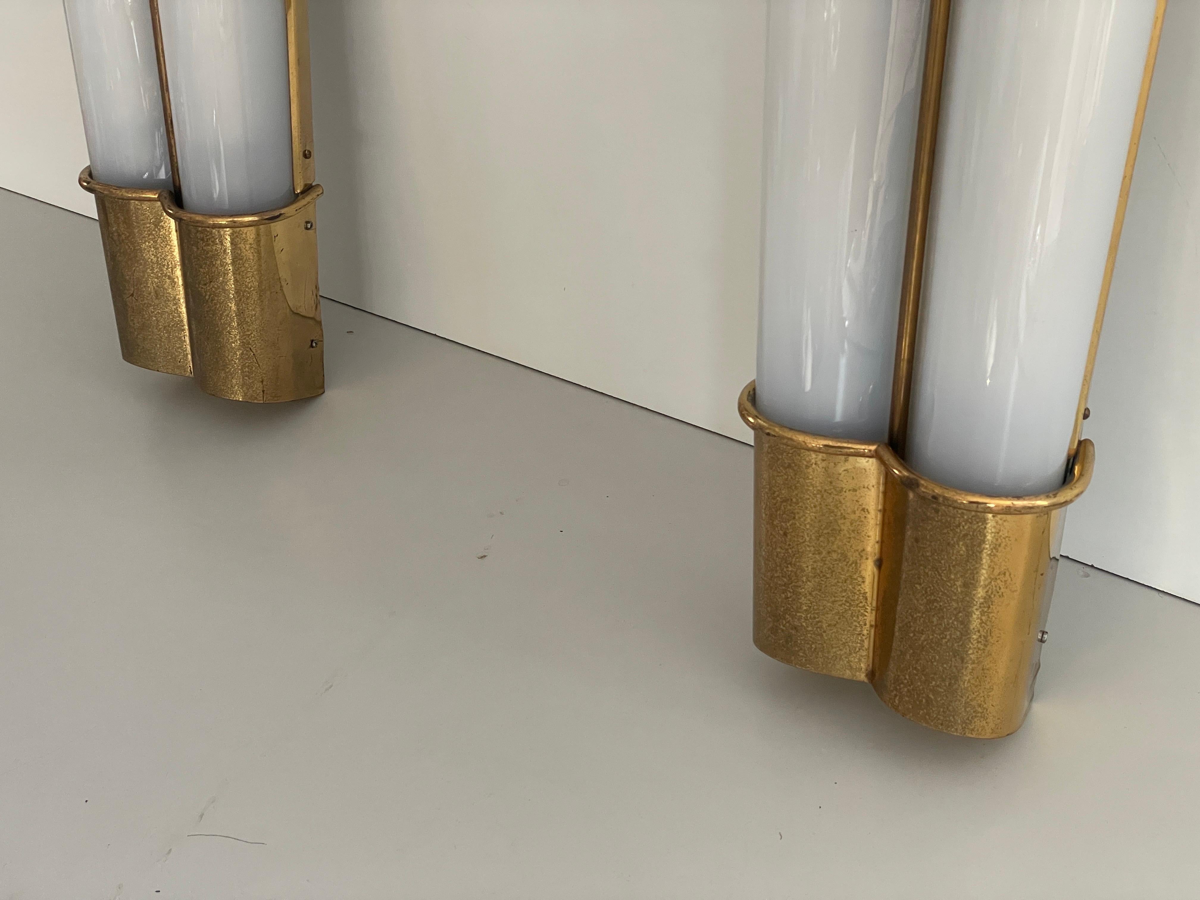 Verre Paire d'appliques de cinéma en plexiglas et laiton, années 1950, Italie en vente