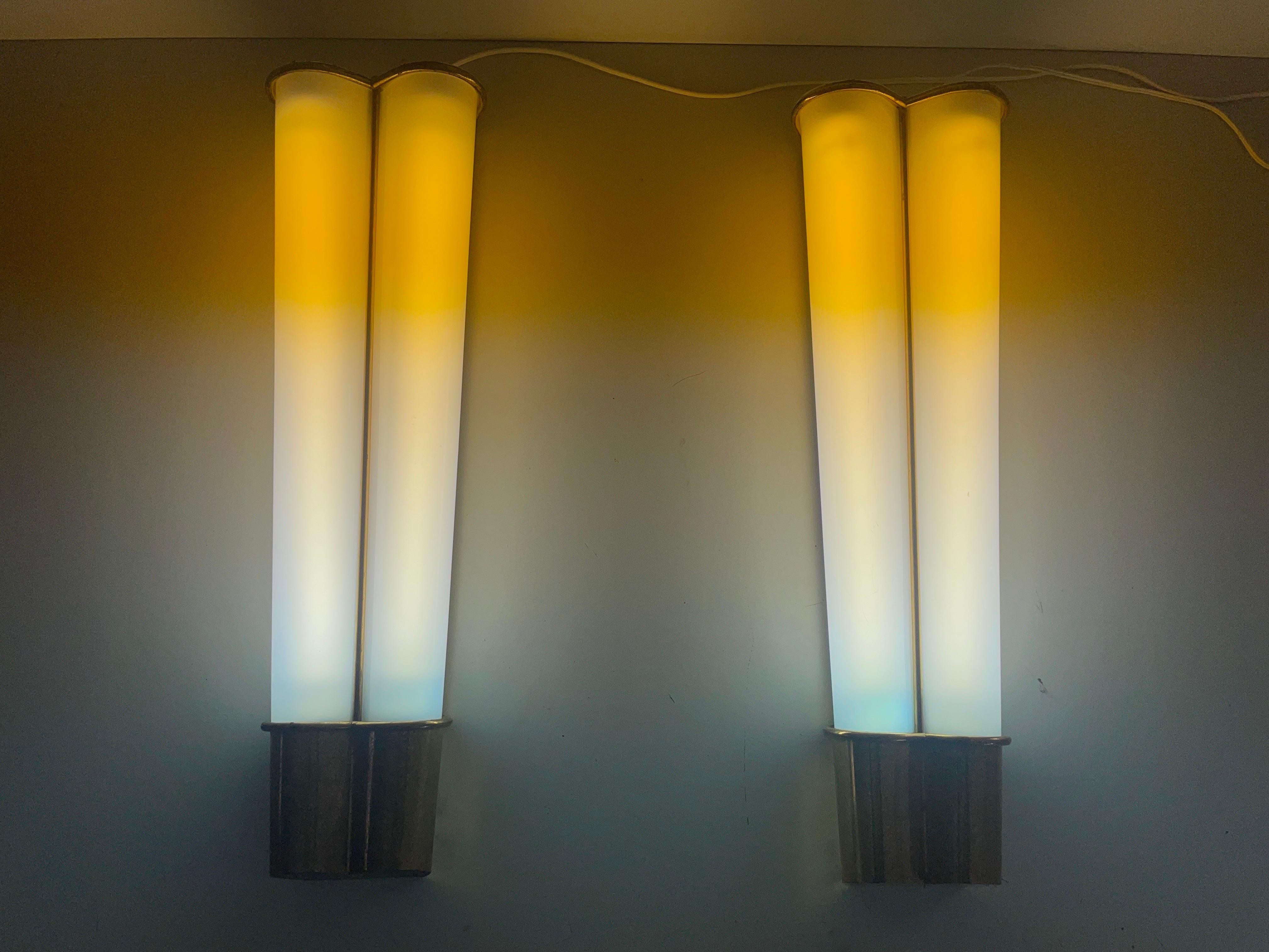 Paire d'appliques de cinéma en plexiglas et laiton, années 1950, Italie en vente 1