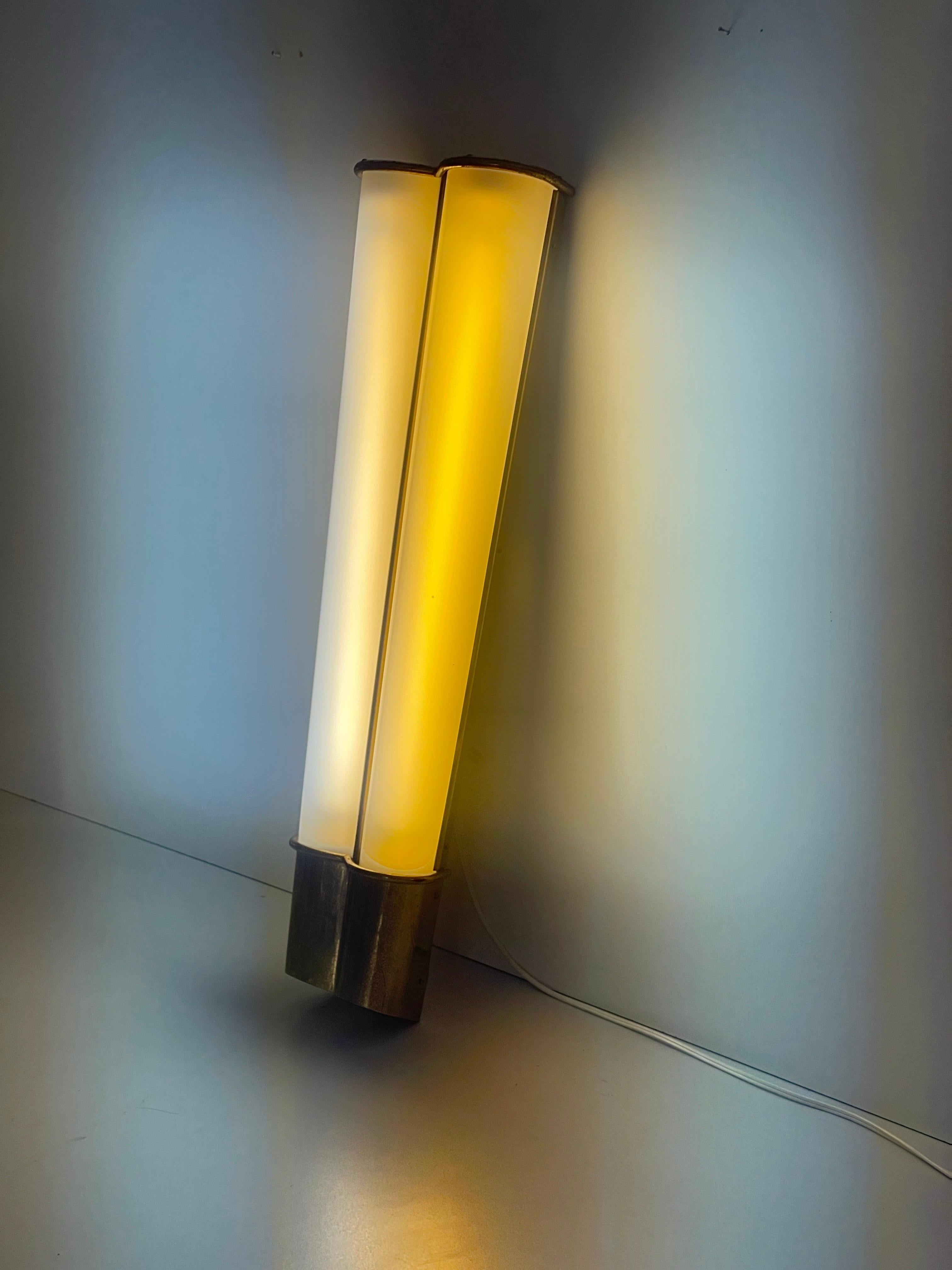 Lámpara de cine individual grande de plexiglás y latón, años 50, Italia en venta 3