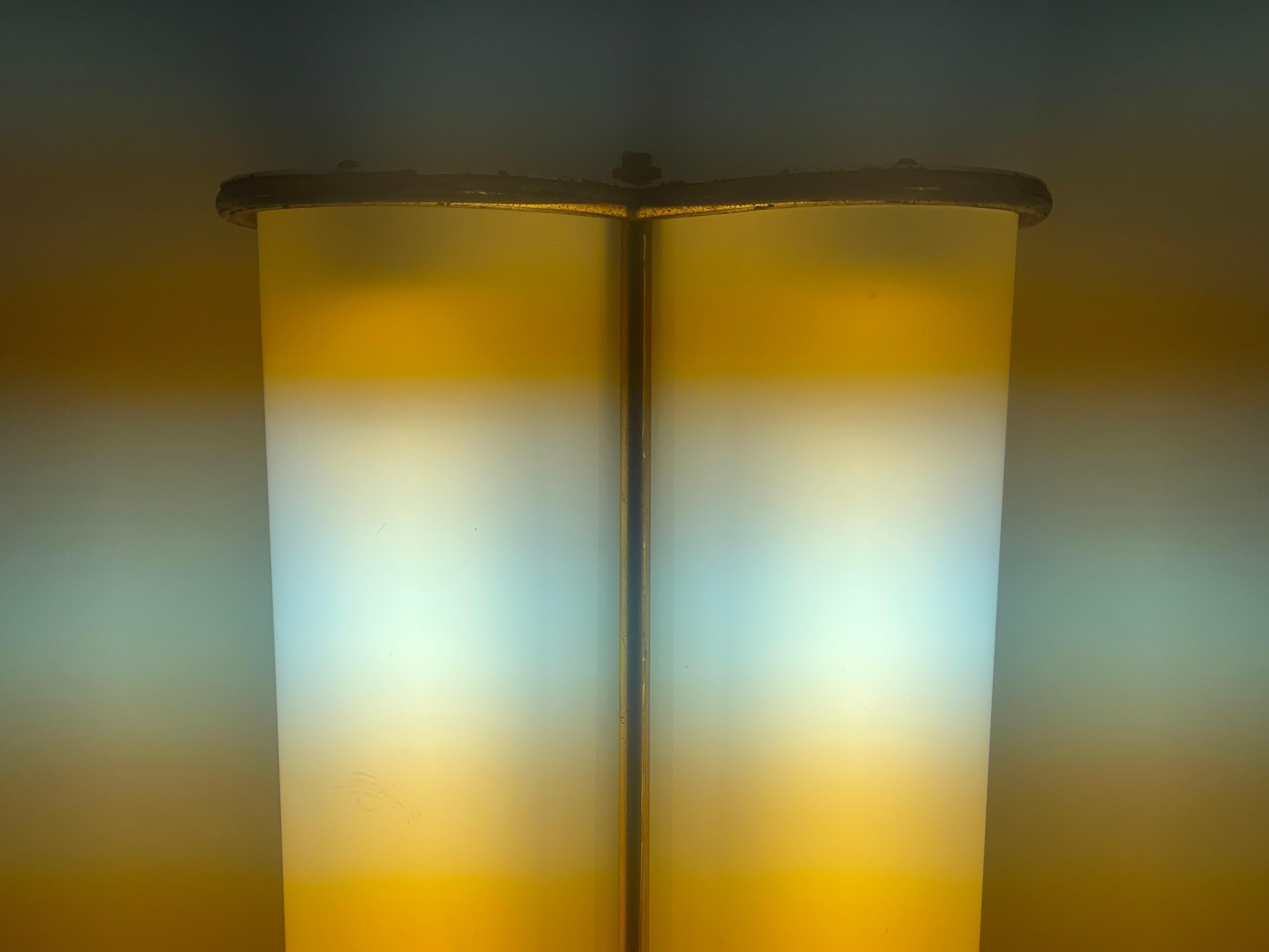 Lámpara de cine individual grande de plexiglás y latón, años 50, Italia en venta 4