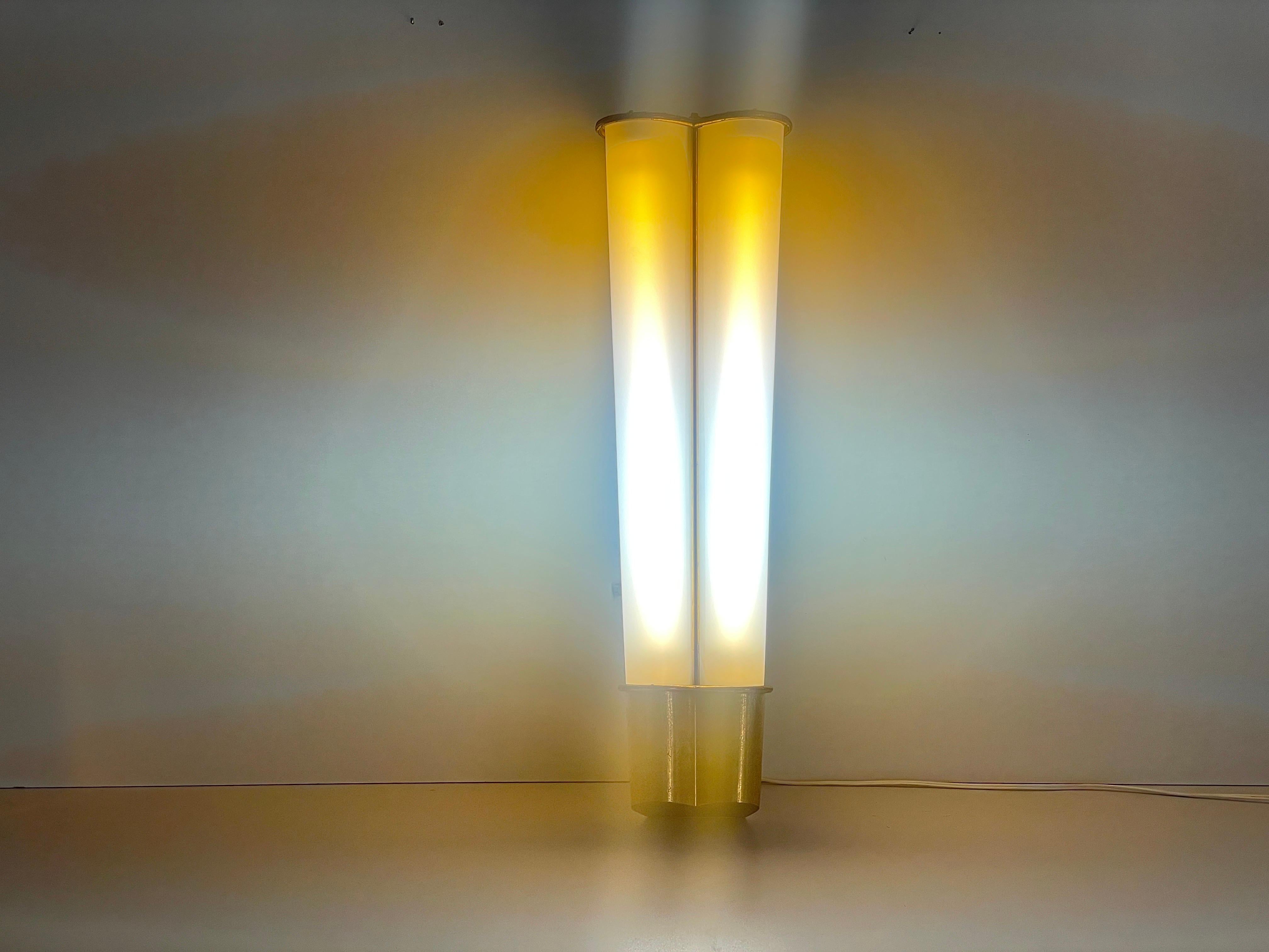 Lámpara de cine individual grande de plexiglás y latón, años 50, Italia en venta 5