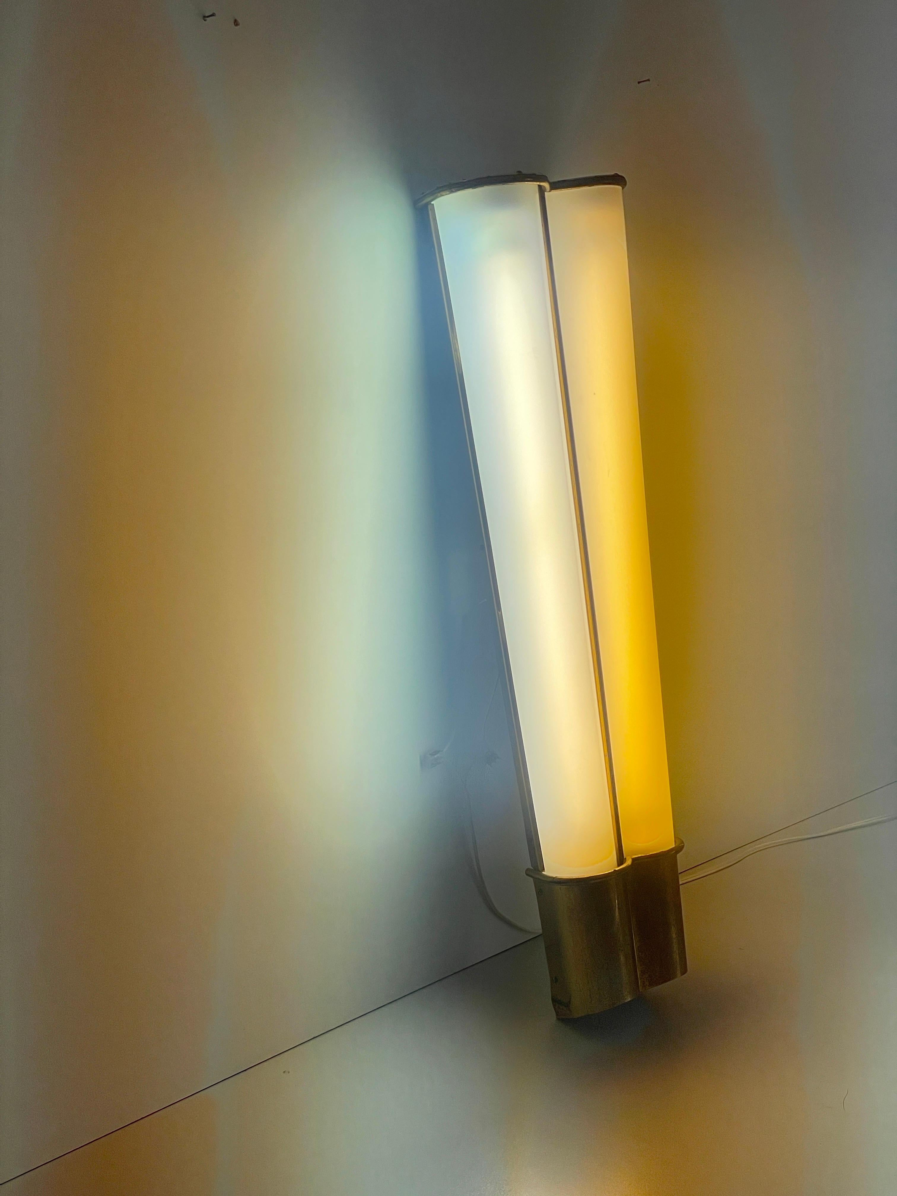 Lámpara de cine individual grande de plexiglás y latón, años 50, Italia en venta 6