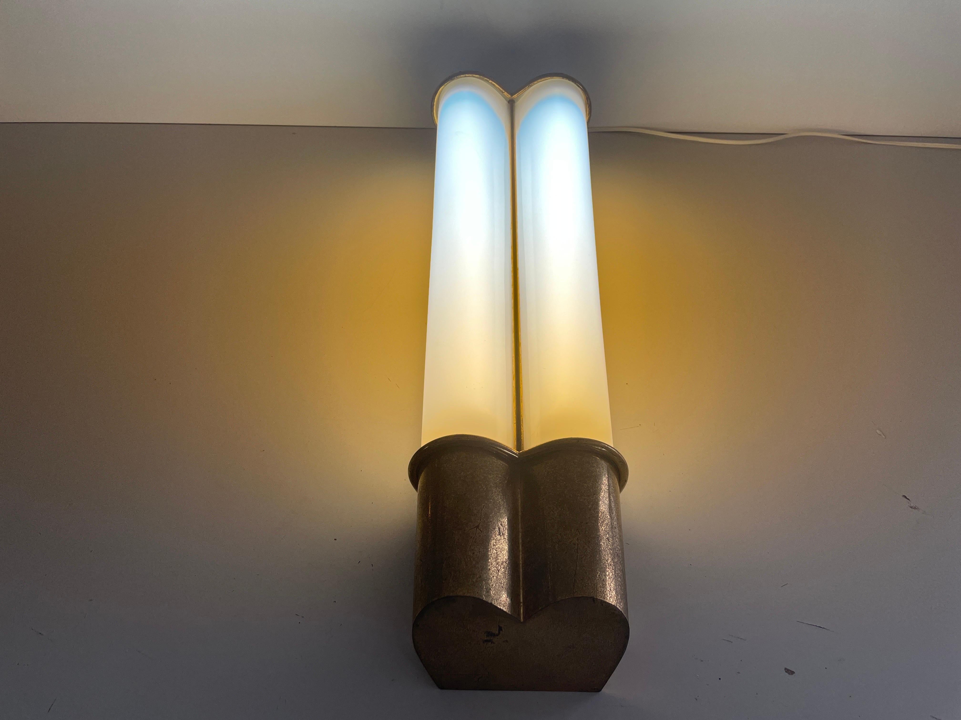 Lámpara de cine individual grande de plexiglás y latón, años 50, Italia en venta 8