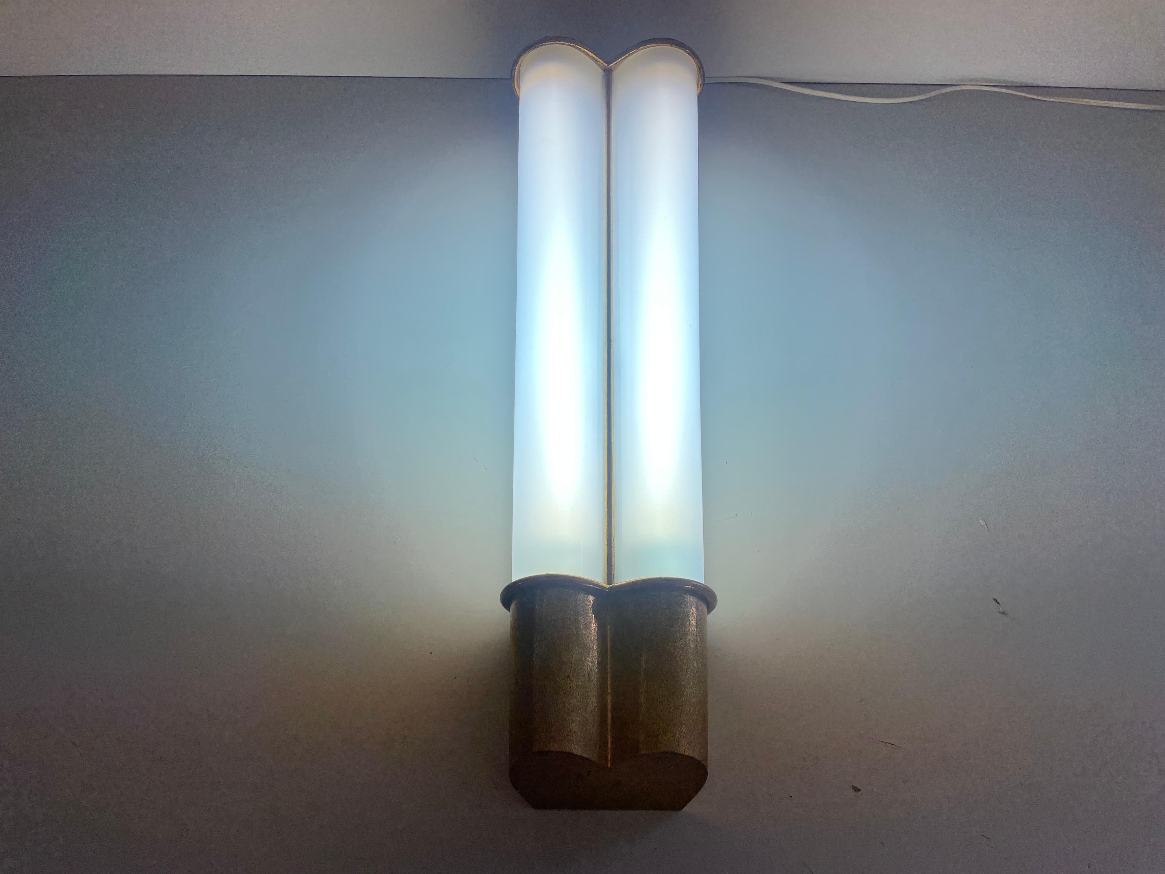 Lámpara de cine individual grande de plexiglás y latón, años 50, Italia en venta 10