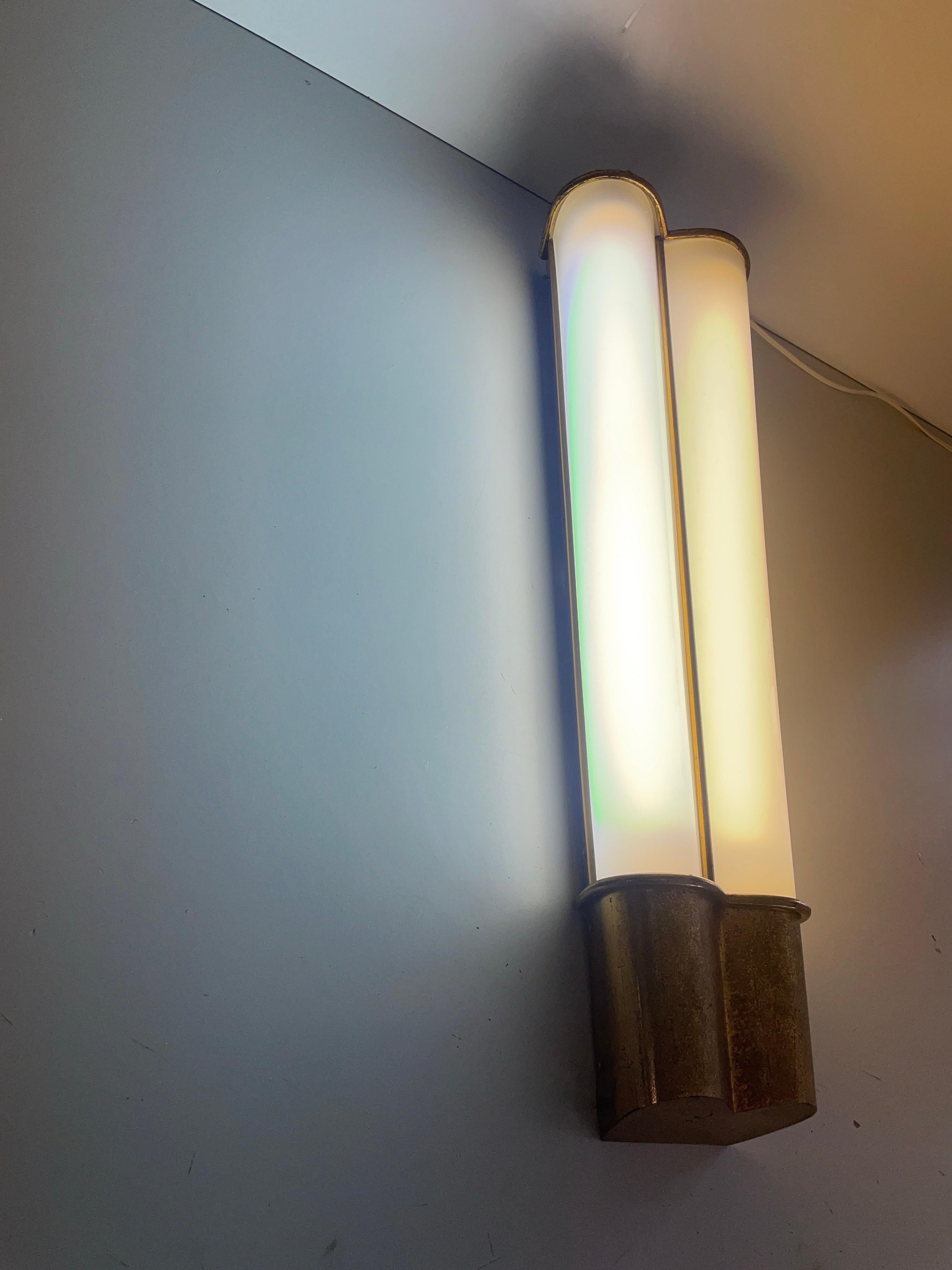 Lámpara de cine individual grande de plexiglás y latón, años 50, Italia en venta 11