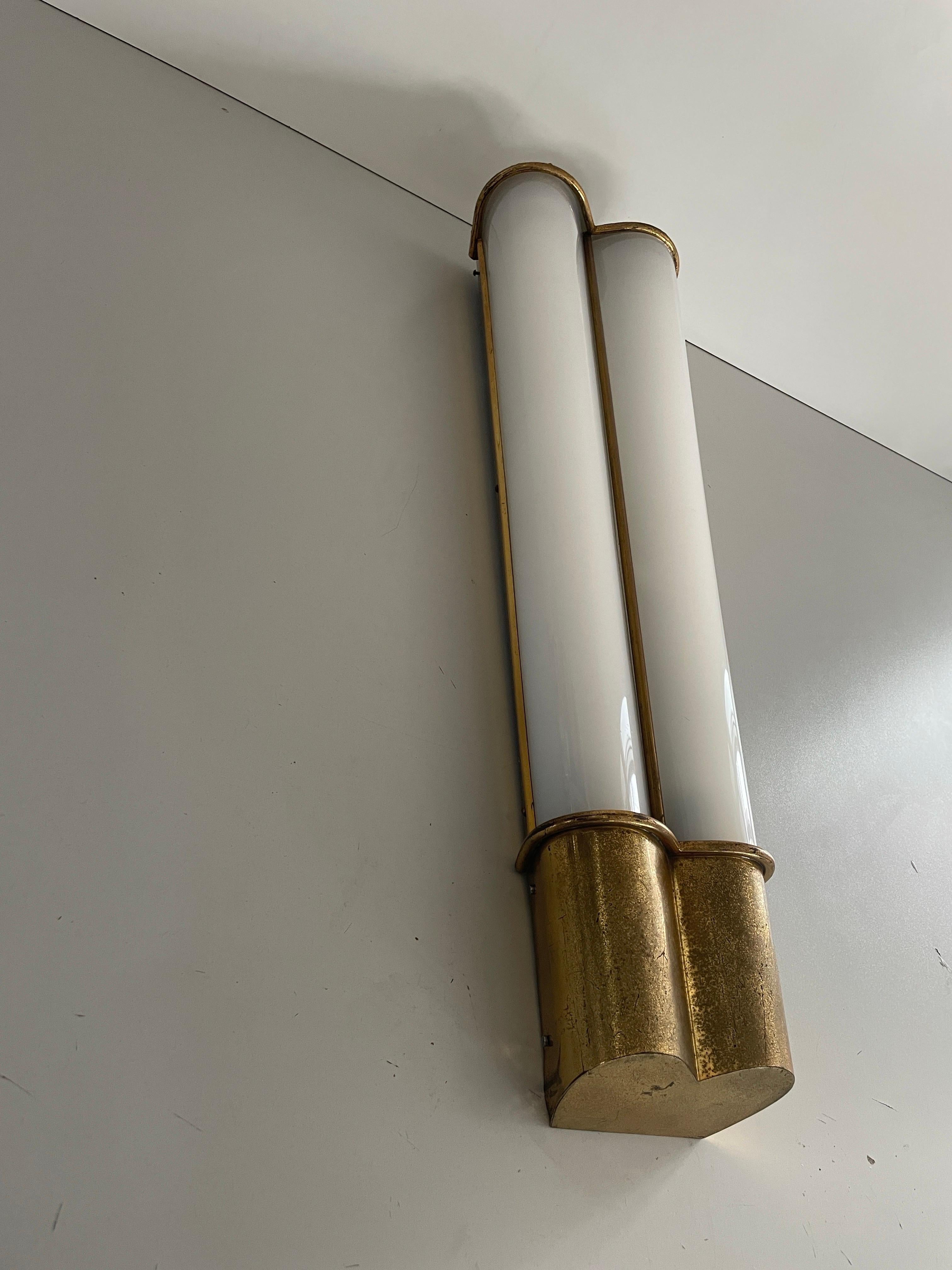 Lámpara de cine individual grande de plexiglás y latón, años 50, Italia en venta 12