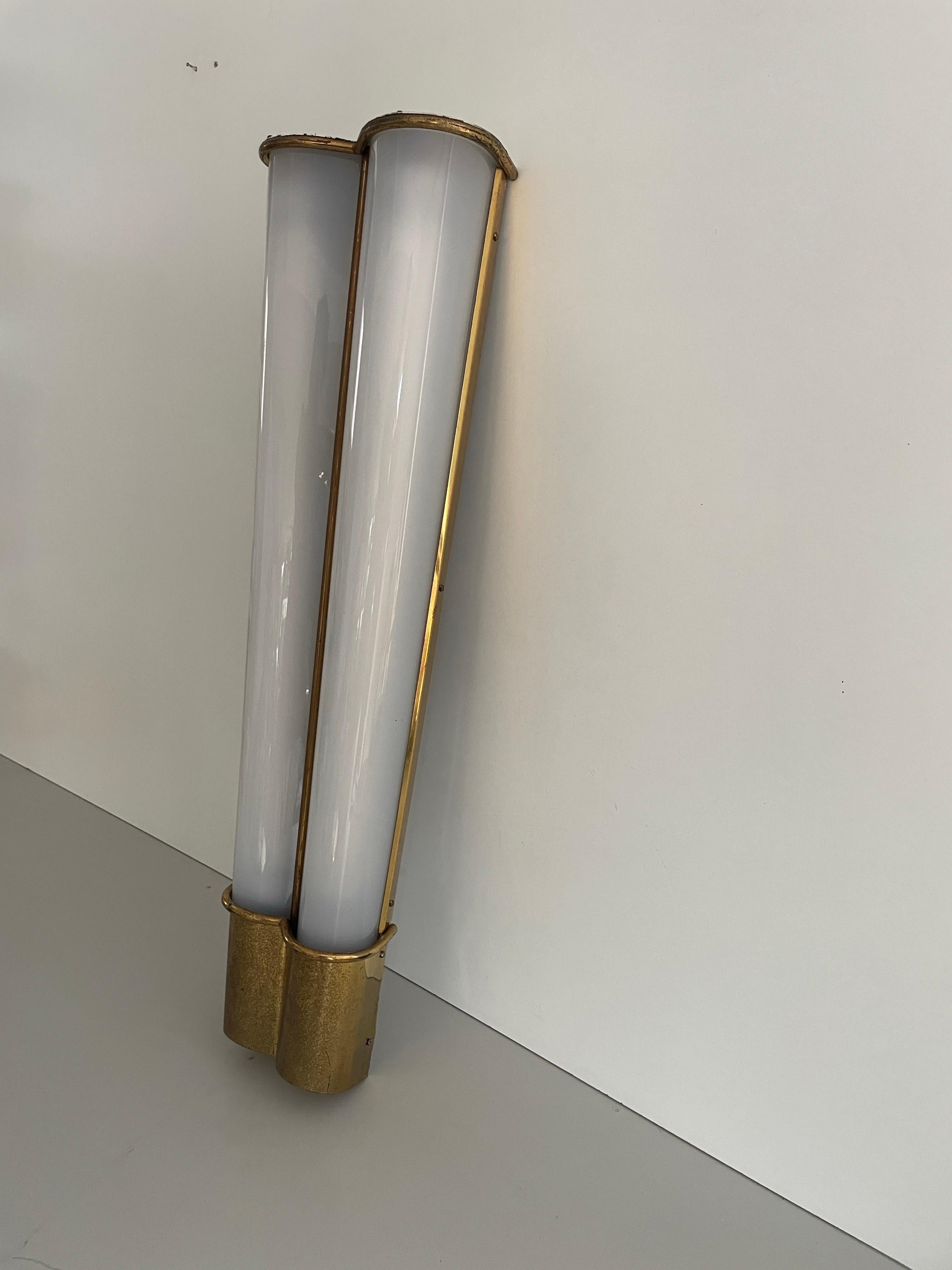 Lámpara de cine individual grande de plexiglás y latón, años 50, Italia
Aplique de cine o teatro muy elegante y poco común. 

Fabricado en Italia
La lámpara está en perfecto estado.
Esta lámpara funciona con 2x Fluorescentes.
Con cable y apto para