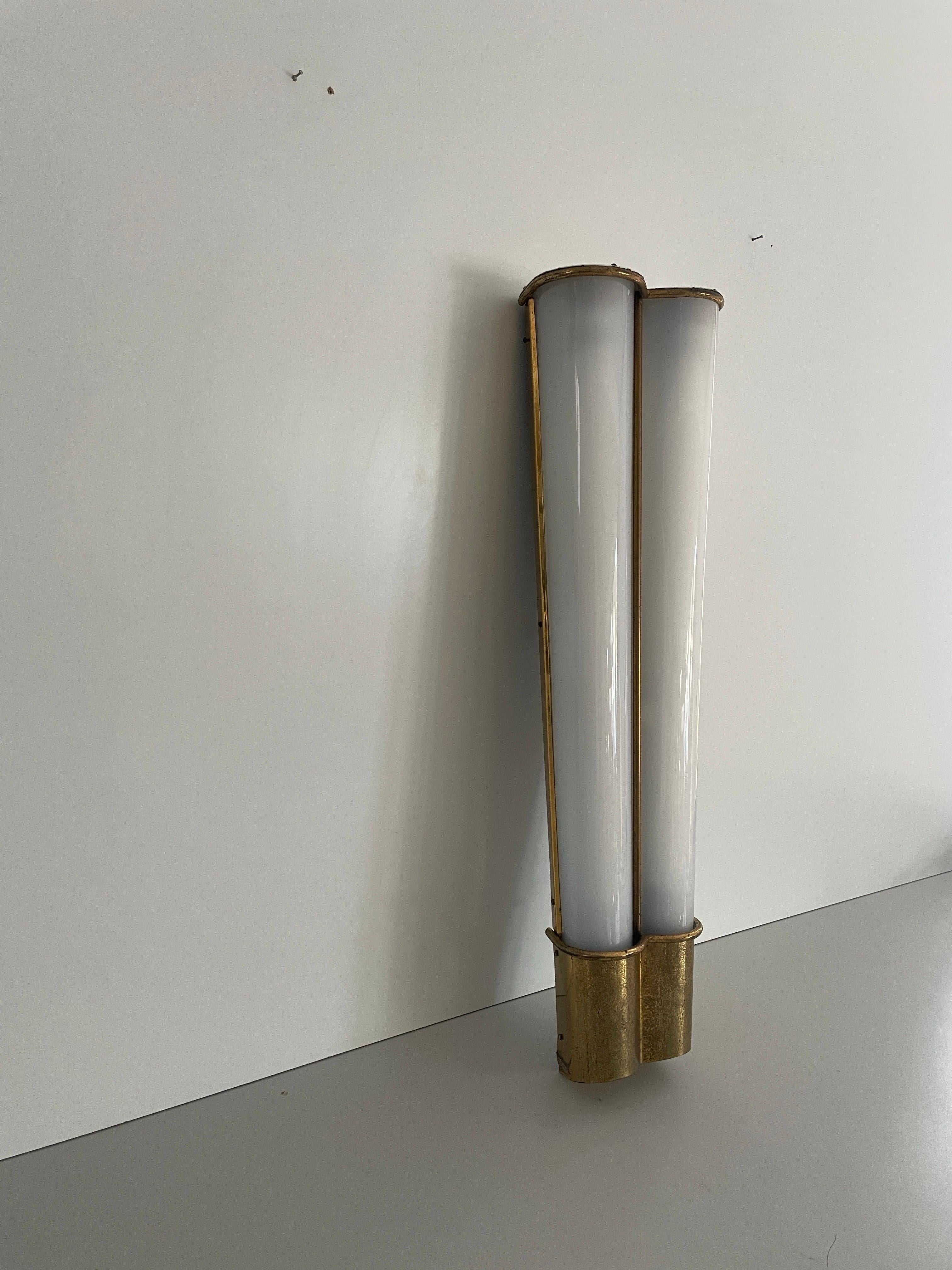 Lámpara de cine individual grande de plexiglás y latón, años 50, Italia Moderno de mediados de siglo en venta