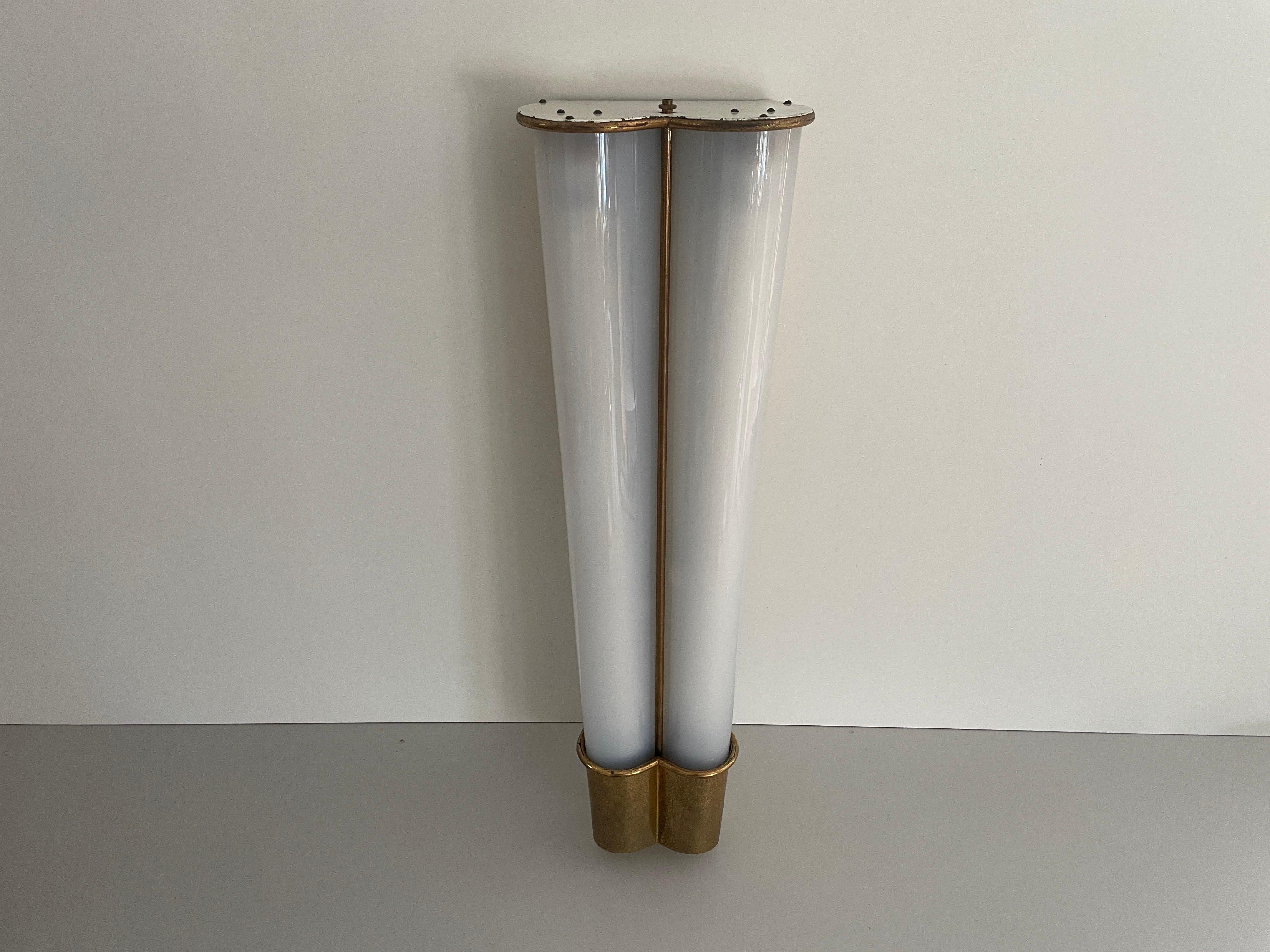 Lámpara de cine individual grande de plexiglás y latón, años 50, Italia Italiano en venta