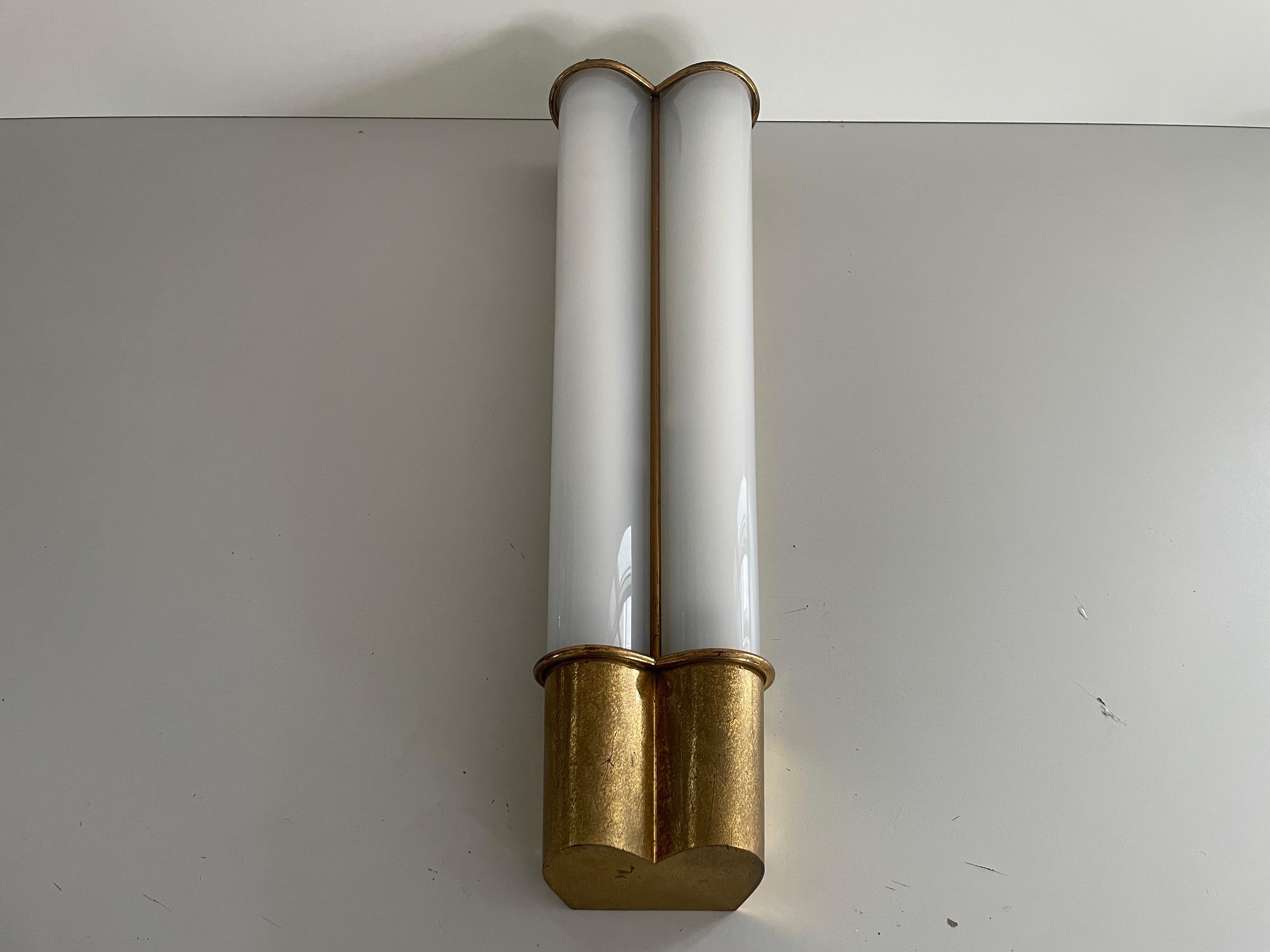 Lámpara de cine individual grande de plexiglás y latón, años 50, Italia mediados del siglo XX en venta