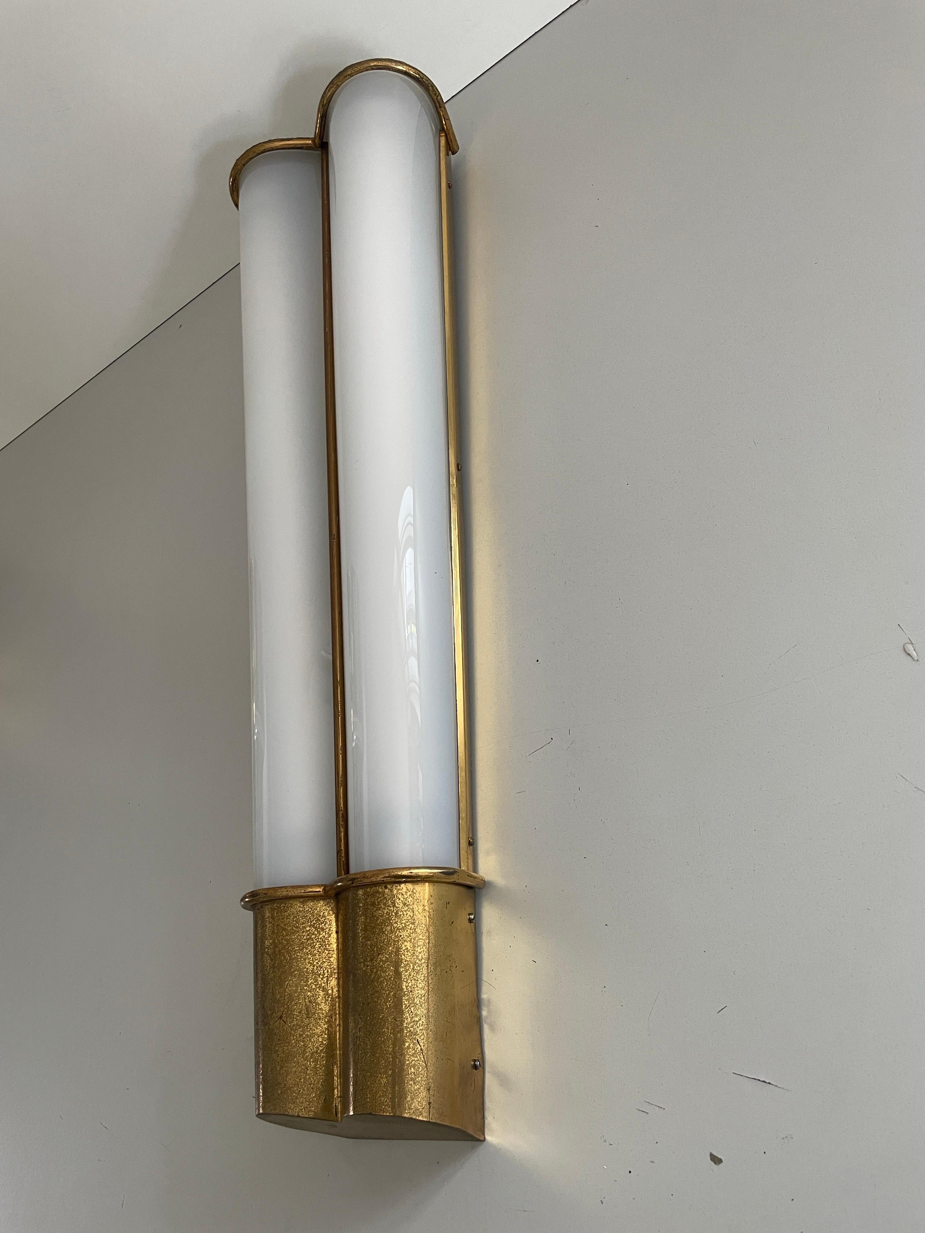 Lámpara de cine individual grande de plexiglás y latón, años 50, Italia Vidrio en venta