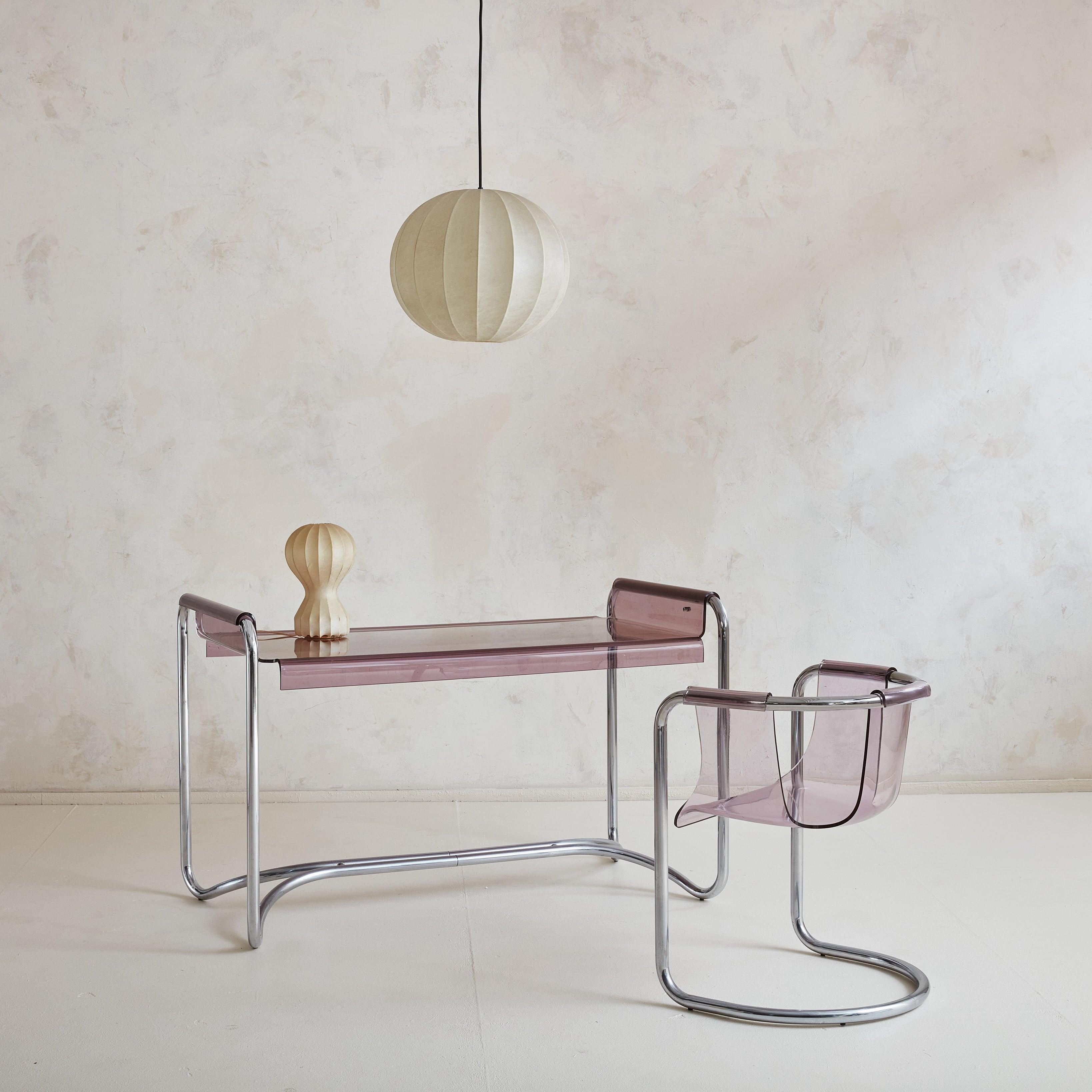 Questa rara scrivania e sedia abbinata degli anni '70 del designer italiano Fabio Lenci per Formes Nouvelles incarna l'etica lungimirante dell'epoca. Le morbide superfici in plexiglass color lavanda e le sinuose cornici cromate creano un senso di